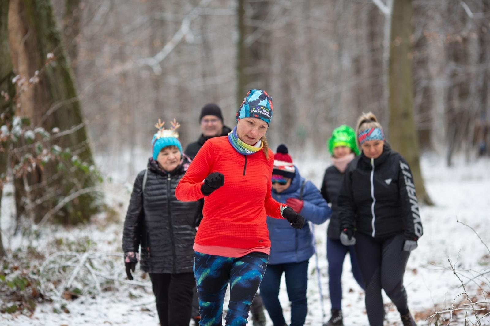 Zdjęcie w galerii na portalu naszwodzislaw.com: Sylwestrowe bieganie w Radlinie. Sportowa zabawa mimo zimowej aury [FOTO] wiadomości z regionu