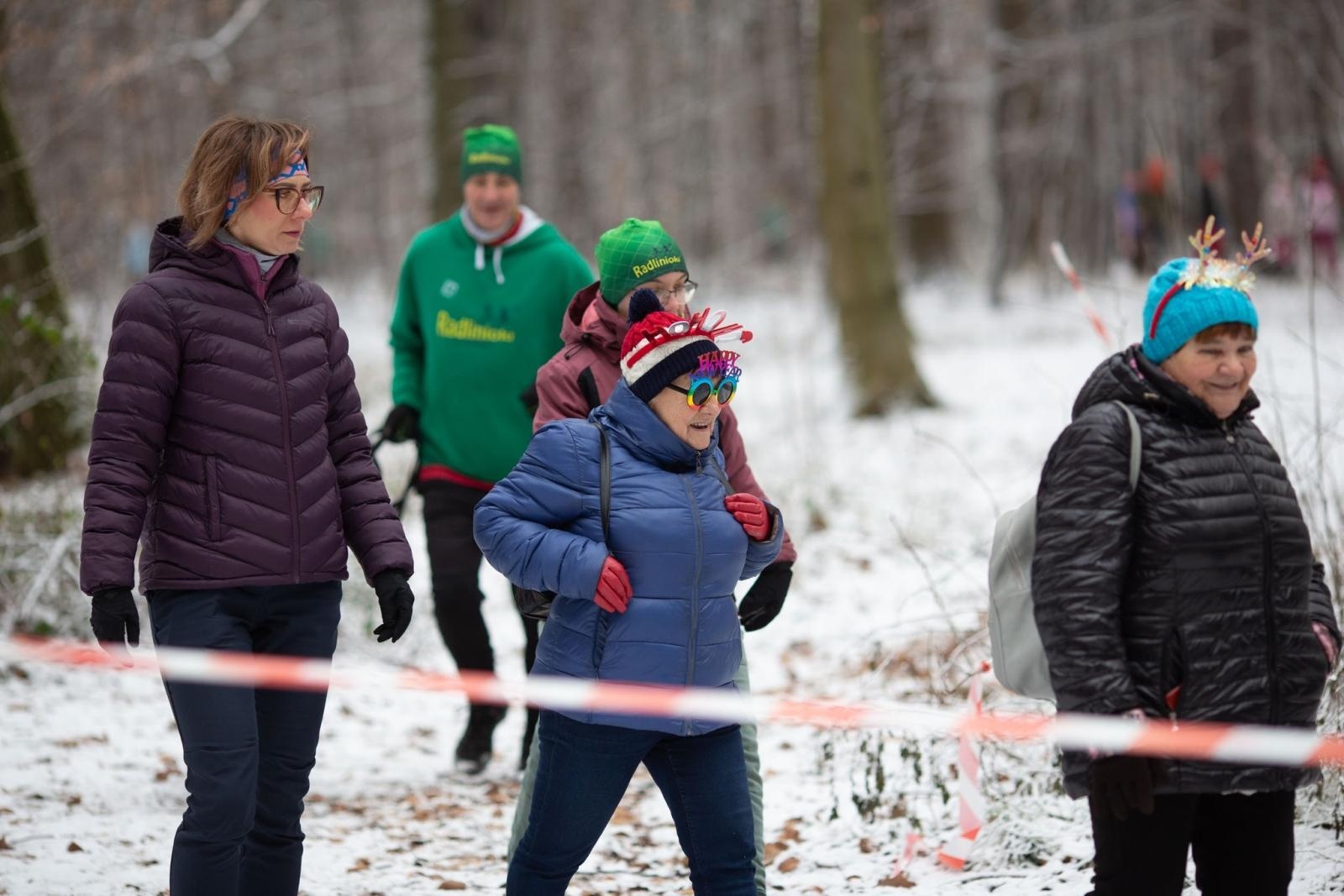 Zdjęcie w galerii na portalu naszwodzislaw.com: Sylwestrowe bieganie w Radlinie. Sportowa zabawa mimo zimowej aury [FOTO] wiadomości z regionu