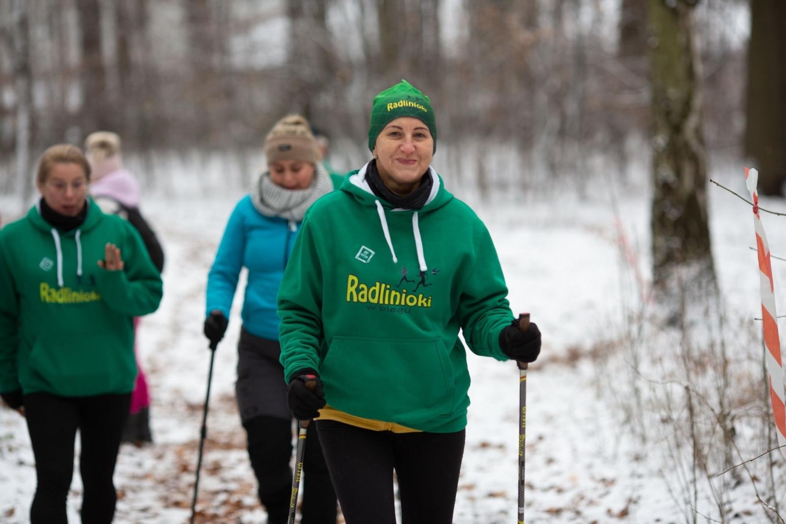 Zdjęcie w galerii na portalu naszwodzislaw.com: Sylwestrowe bieganie w Radlinie. Sportowa zabawa mimo zimowej aury [FOTO] wiadomości z regionu