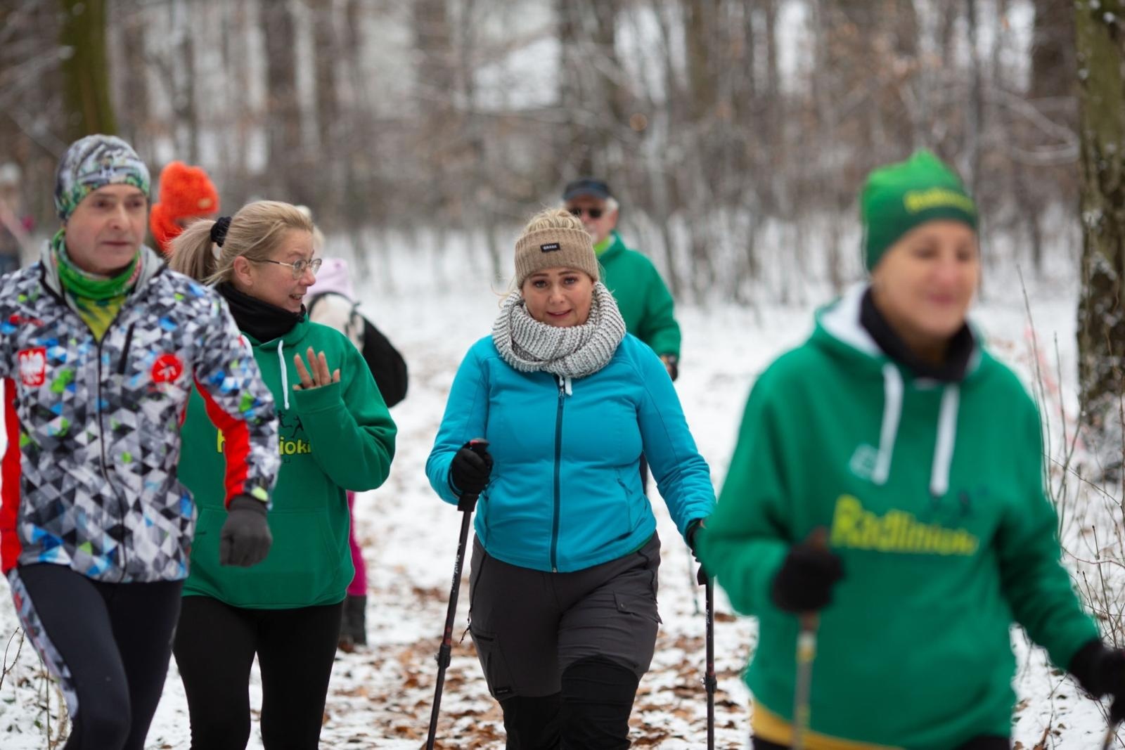 Zdjęcie w galerii na portalu naszwodzislaw.com: Sylwestrowe bieganie w Radlinie. Sportowa zabawa mimo zimowej aury [FOTO] wiadomości z regionu