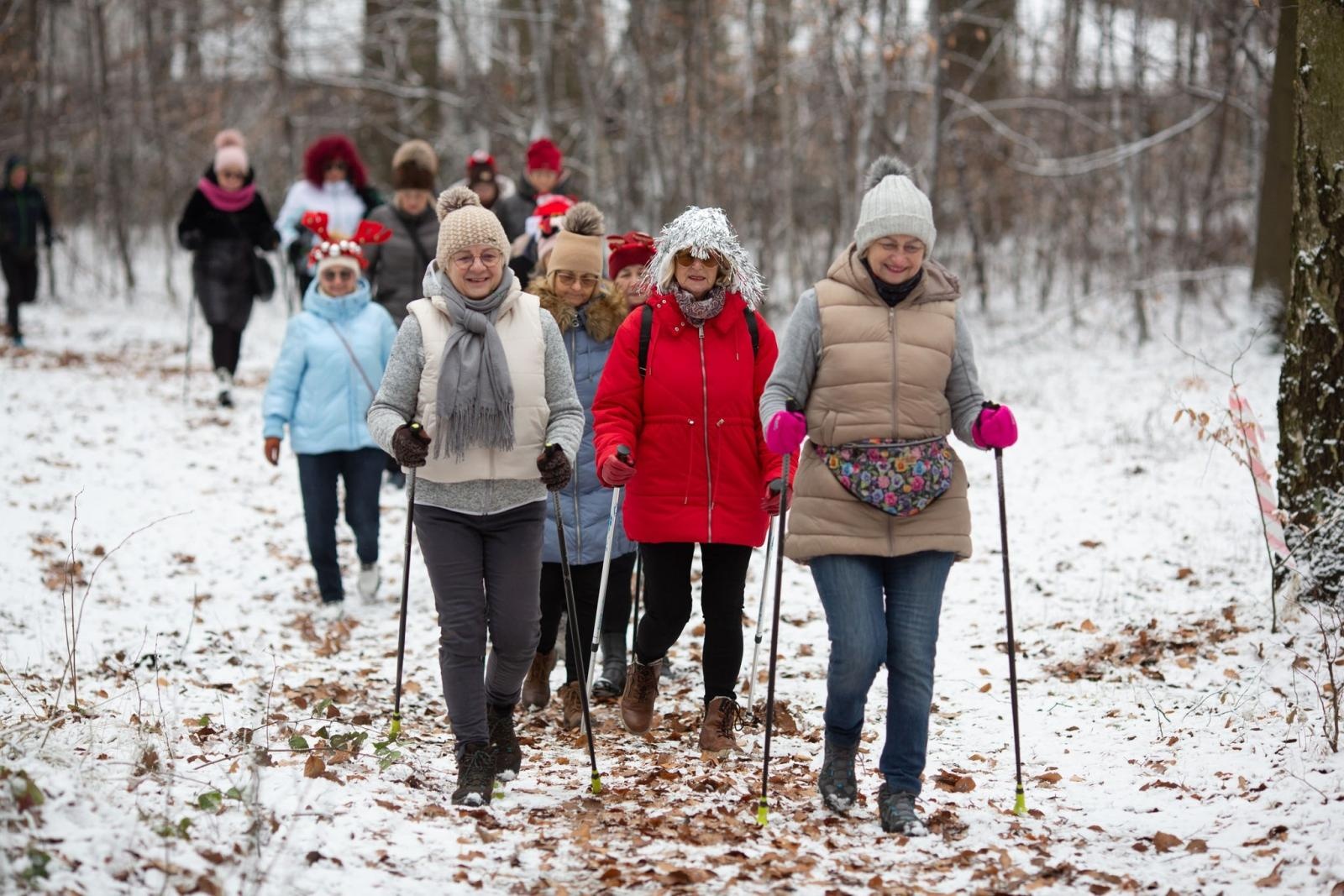 Zdjęcie w galerii na portalu naszwodzislaw.com: Sylwestrowe bieganie w Radlinie. Sportowa zabawa mimo zimowej aury [FOTO] wiadomości z regionu