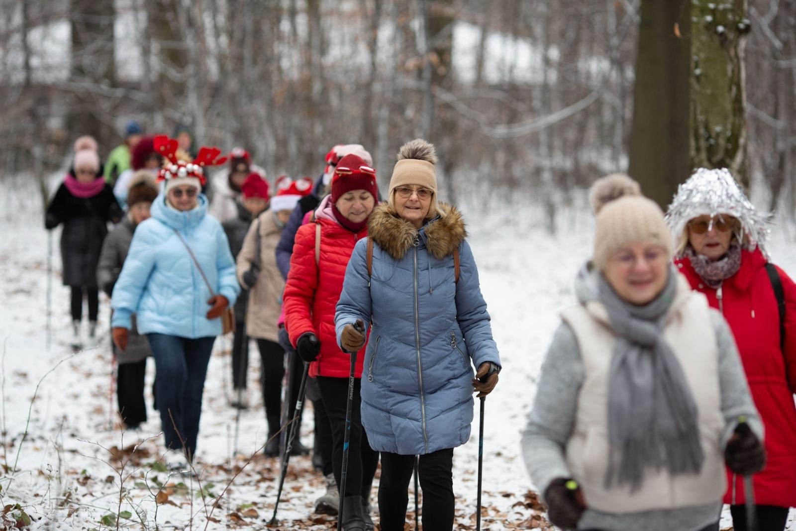 Zdjęcie w galerii na portalu naszwodzislaw.com: Sylwestrowe bieganie w Radlinie. Sportowa zabawa mimo zimowej aury [FOTO] wiadomości z regionu
