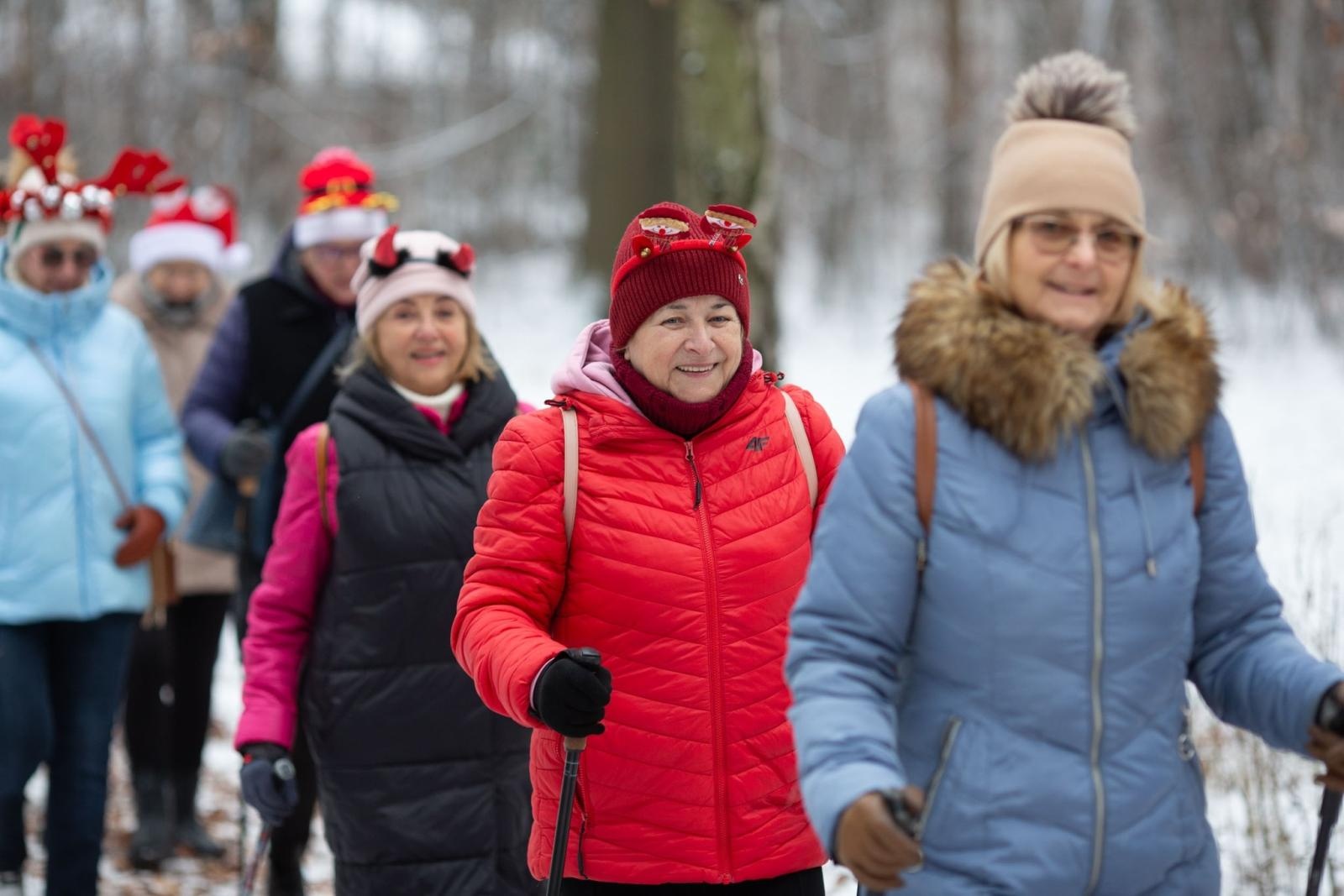 Zdjęcie w galerii na portalu naszwodzislaw.com: Sylwestrowe bieganie w Radlinie. Sportowa zabawa mimo zimowej aury [FOTO] wiadomości z regionu