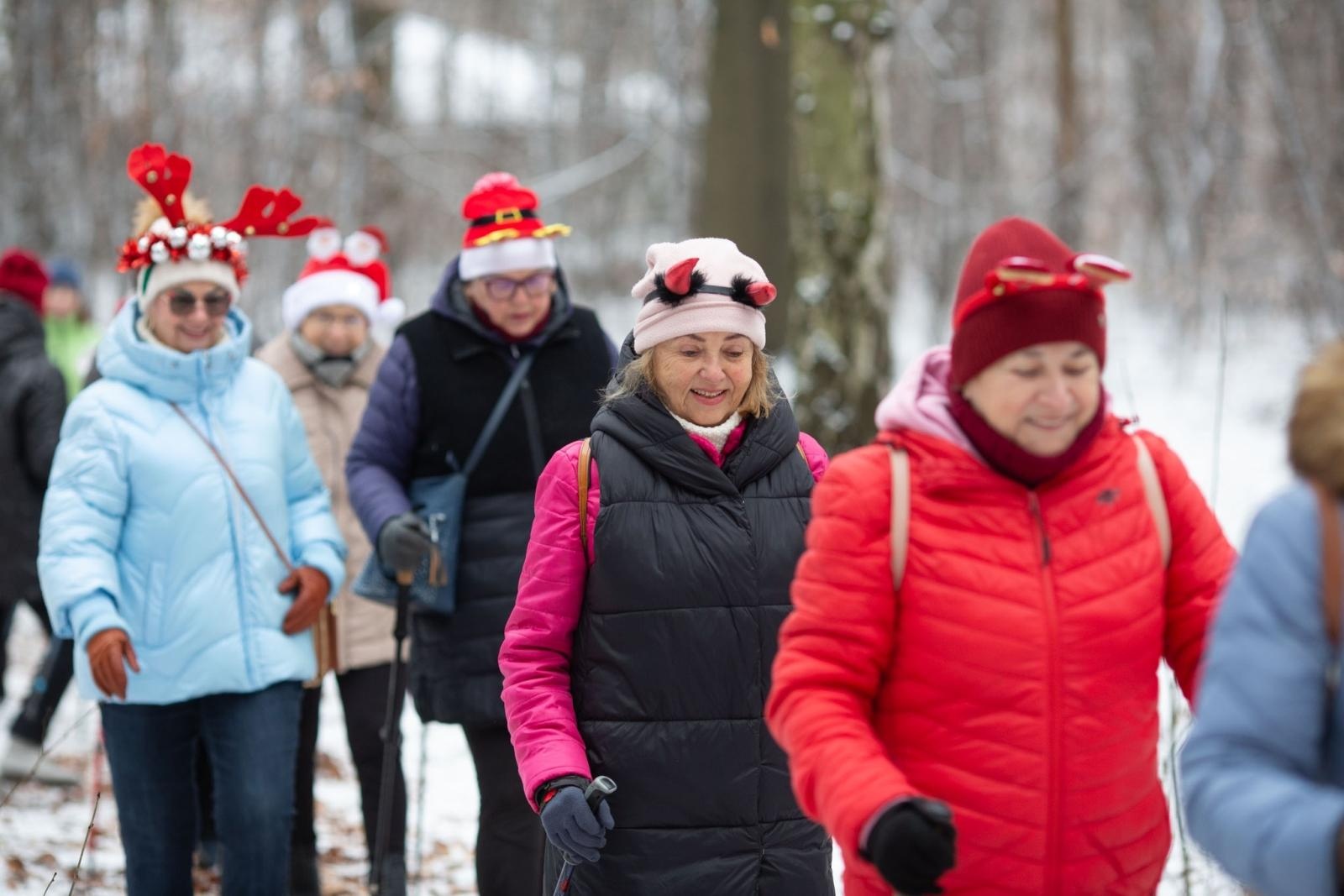 Zdjęcie w galerii na portalu naszwodzislaw.com: Sylwestrowe bieganie w Radlinie. Sportowa zabawa mimo zimowej aury [FOTO] wiadomości z regionu