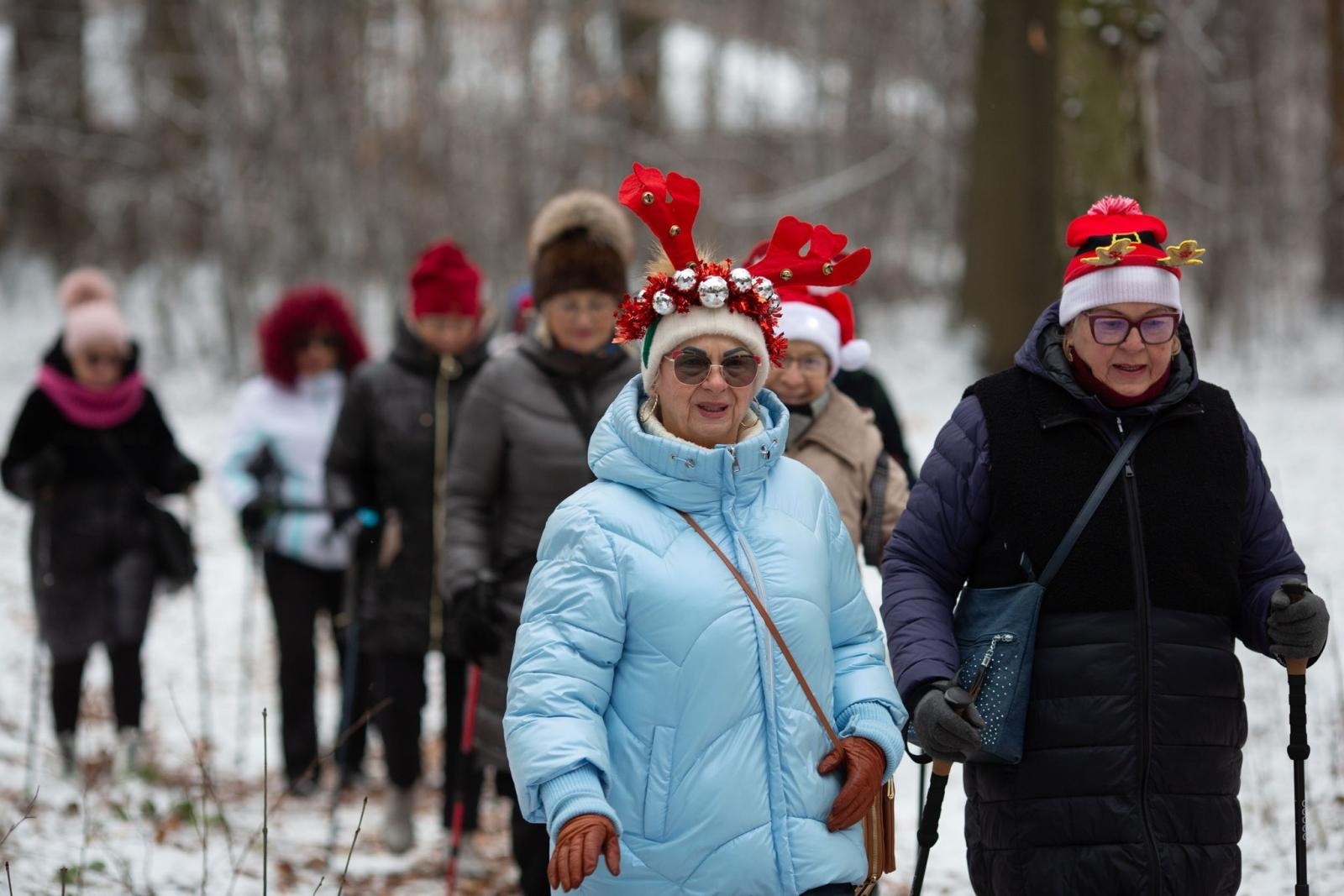 Zdjęcie w galerii na portalu naszwodzislaw.com: Sylwestrowe bieganie w Radlinie. Sportowa zabawa mimo zimowej aury [FOTO] wiadomości z regionu