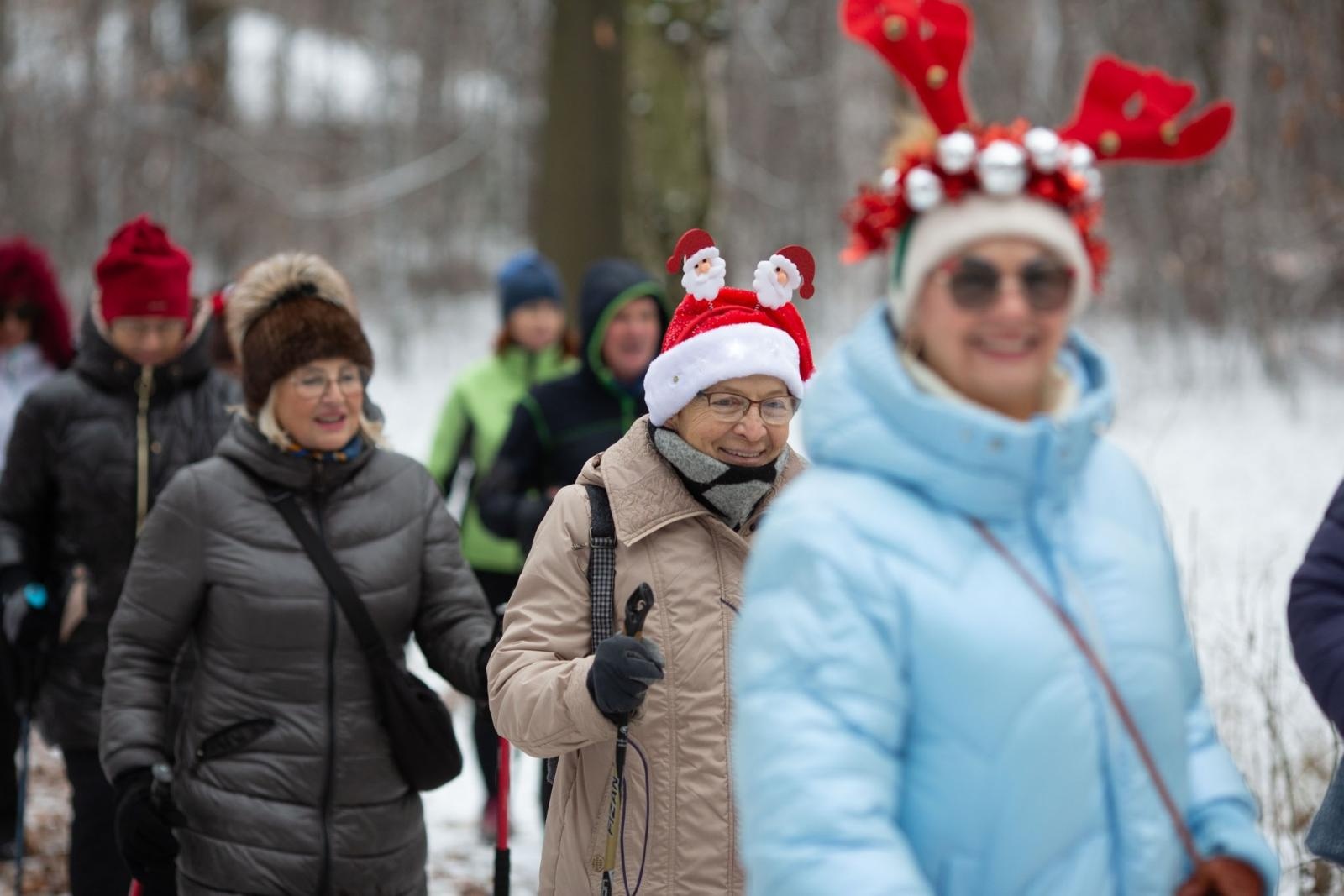 Zdjęcie w galerii na portalu naszwodzislaw.com: Sylwestrowe bieganie w Radlinie. Sportowa zabawa mimo zimowej aury [FOTO] wiadomości z regionu