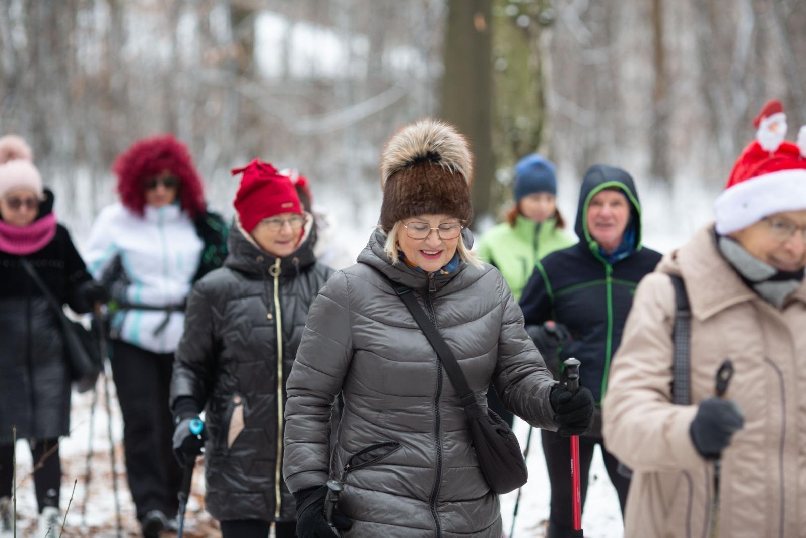Zdjęcie w galerii na portalu naszwodzislaw.com: Sylwestrowe bieganie w Radlinie. Sportowa zabawa mimo zimowej aury [FOTO] wiadomości z regionu