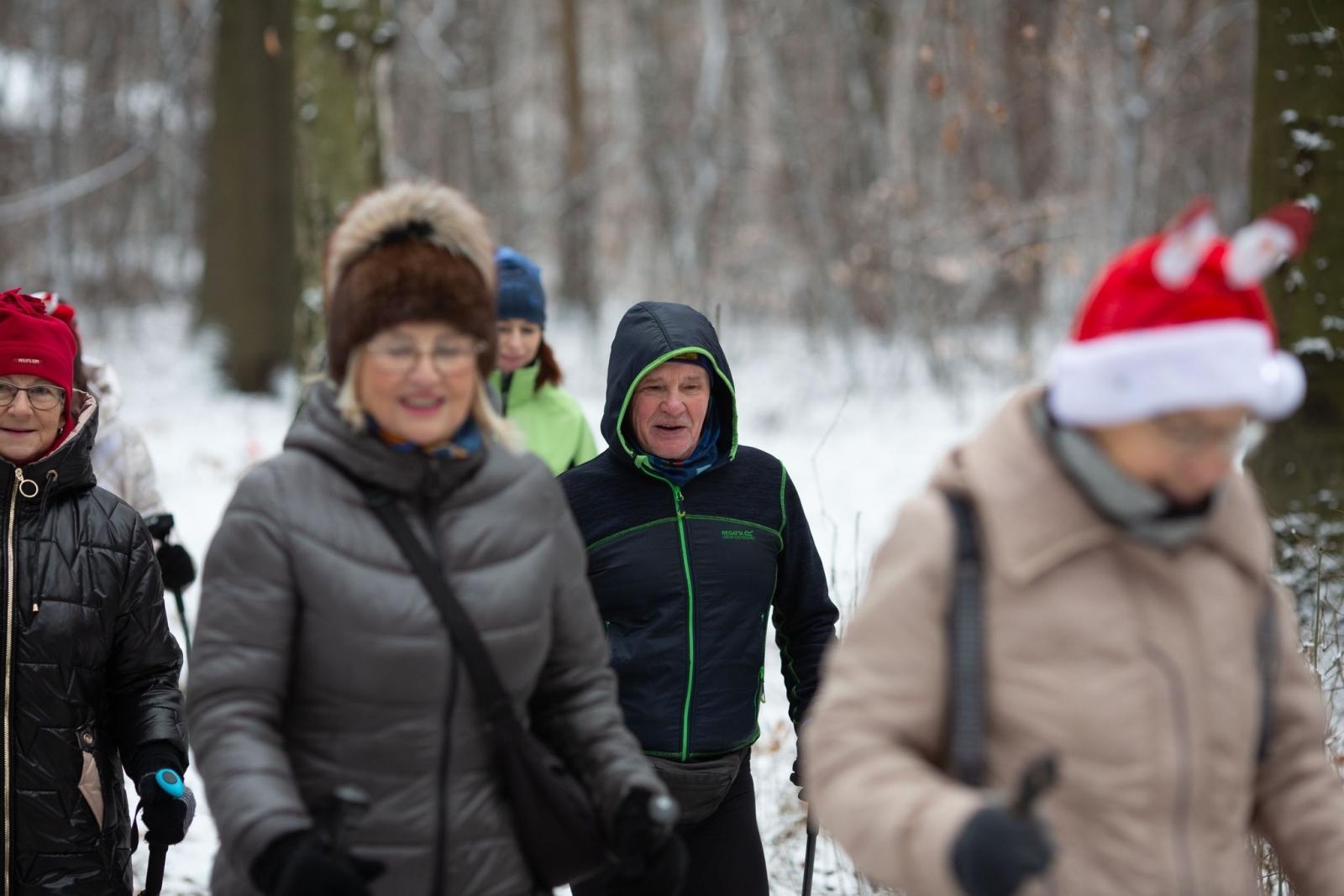 Zdjęcie w galerii na portalu naszwodzislaw.com: Sylwestrowe bieganie w Radlinie. Sportowa zabawa mimo zimowej aury [FOTO] wiadomości z regionu