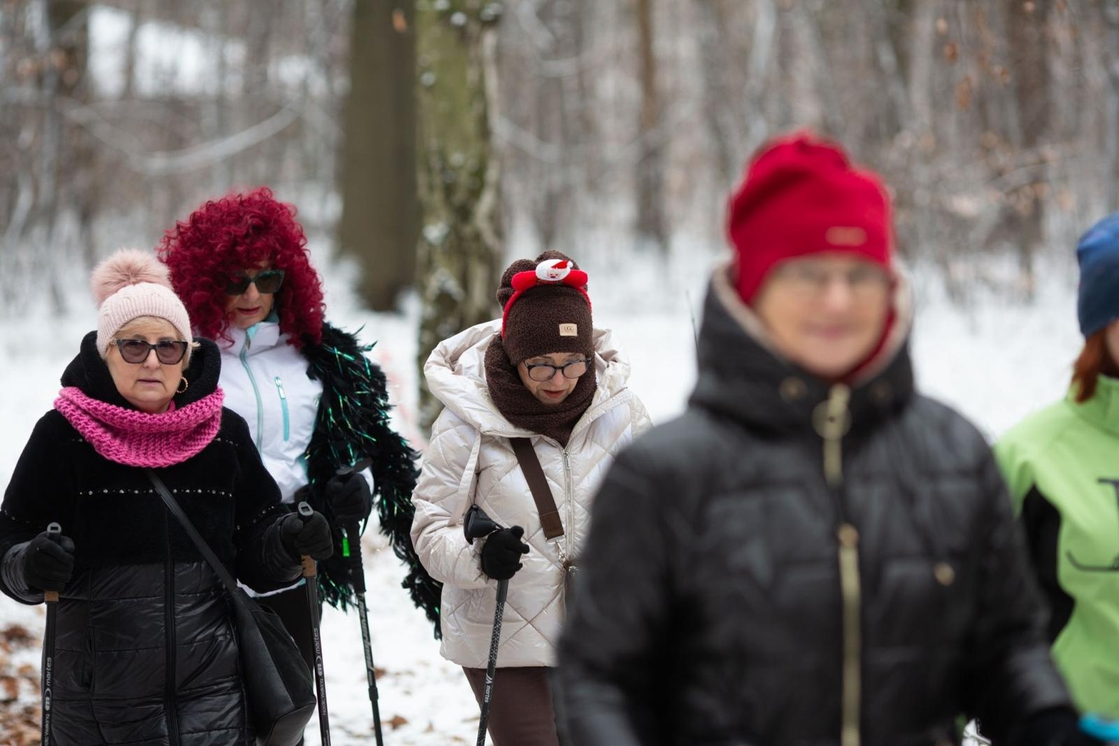 Zdjęcie w galerii na portalu naszwodzislaw.com: Sylwestrowe bieganie w Radlinie. Sportowa zabawa mimo zimowej aury [FOTO] wiadomości z regionu