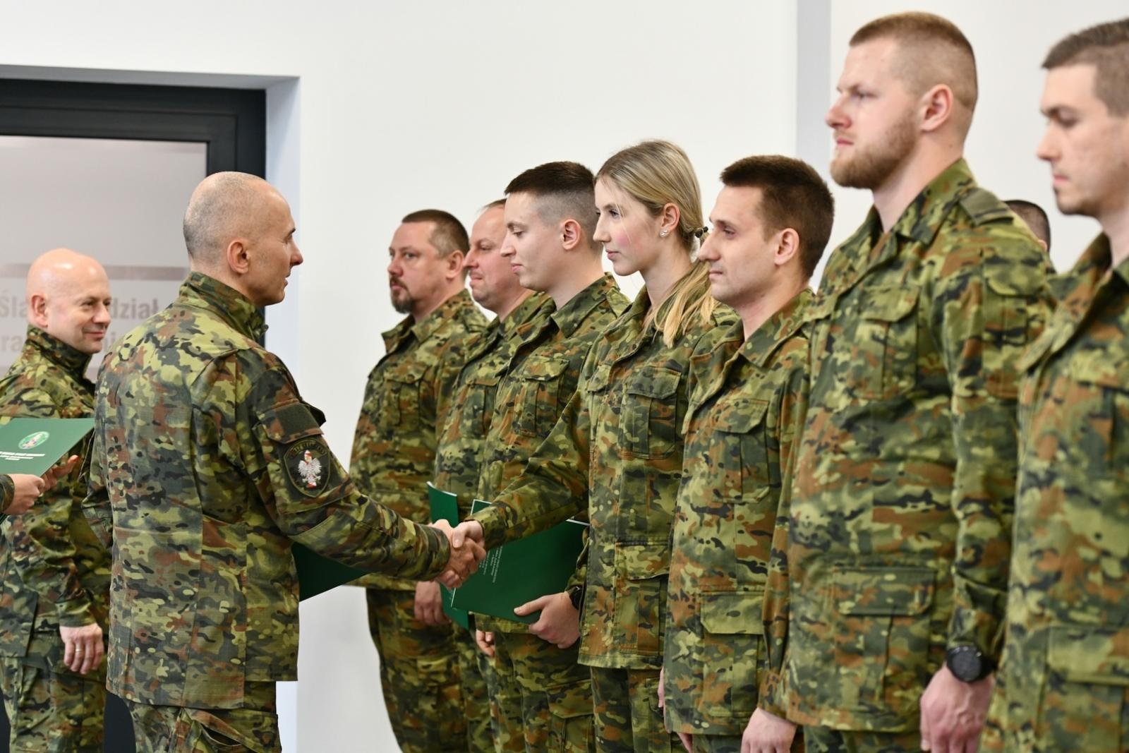 Zdjęcie w galerii na portalu naszwodzislaw.com: Nowi podoficerowie ŚlOSG odebrali akty mianowania wiadomości z regionu