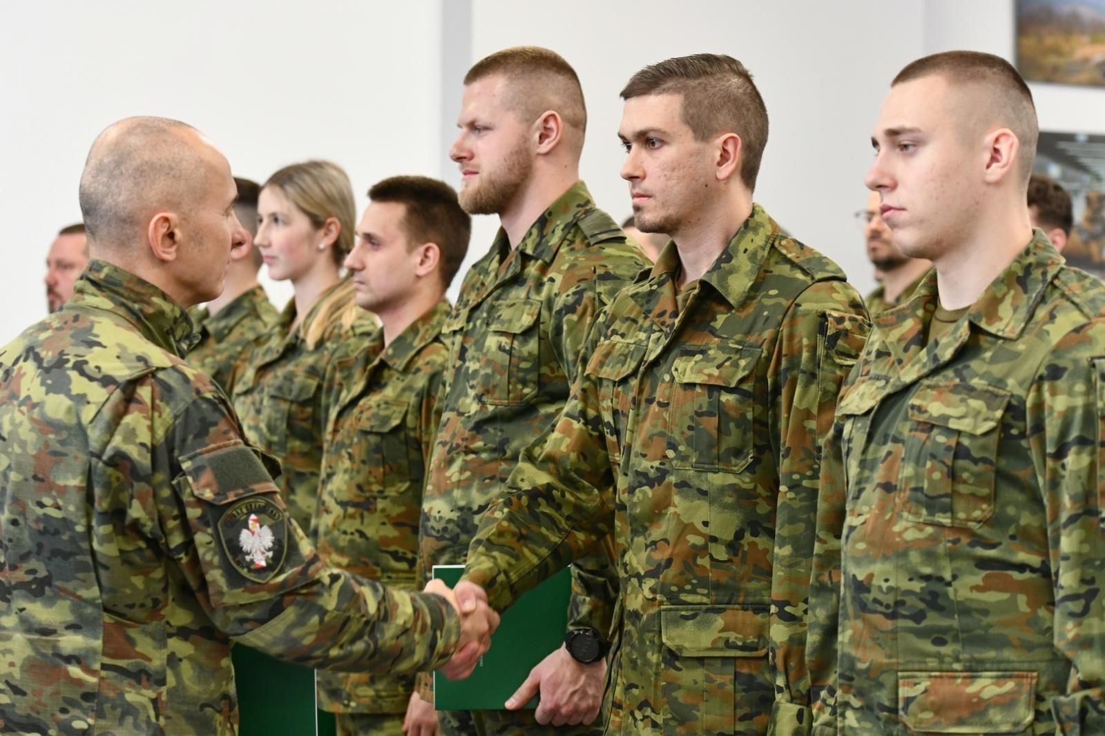 Zdjęcie w galerii na portalu naszwodzislaw.com: Nowi podoficerowie ŚlOSG odebrali akty mianowania wiadomości z regionu