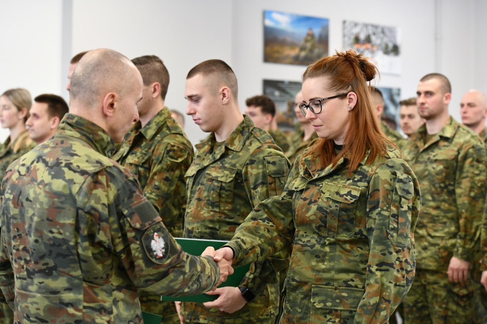 Zdjęcie w galerii na portalu naszwodzislaw.com: Nowi podoficerowie ŚlOSG odebrali akty mianowania wiadomości z regionu