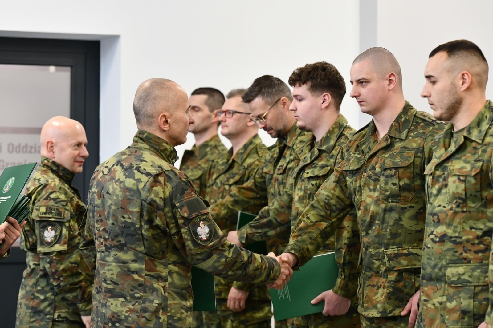 Zdjęcie w galerii na portalu naszwodzislaw.com: Nowi podoficerowie ŚlOSG odebrali akty mianowania wiadomości z regionu