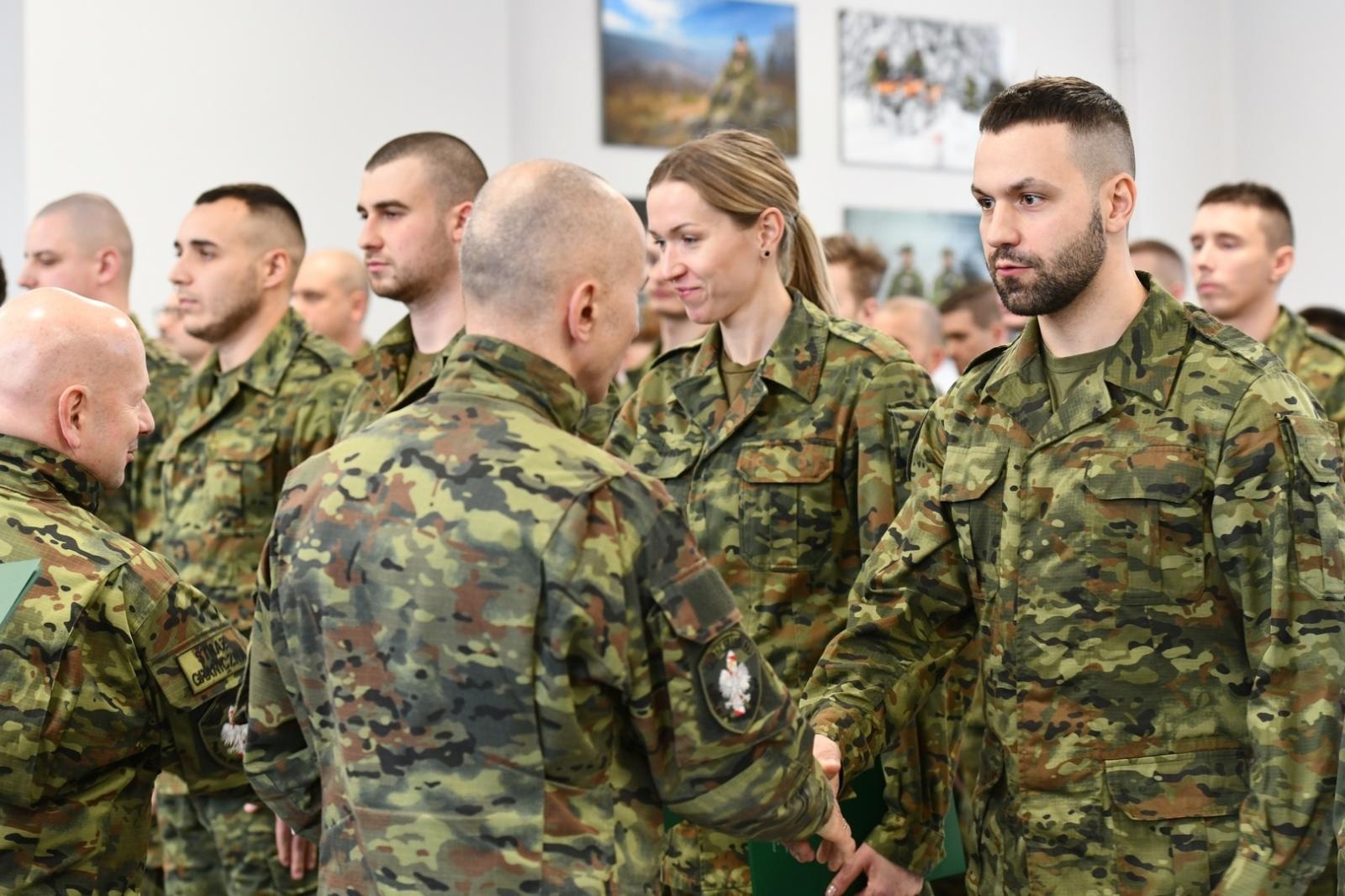 Zdjęcie w galerii na portalu naszwodzislaw.com: Nowi podoficerowie ŚlOSG odebrali akty mianowania wiadomości z regionu
