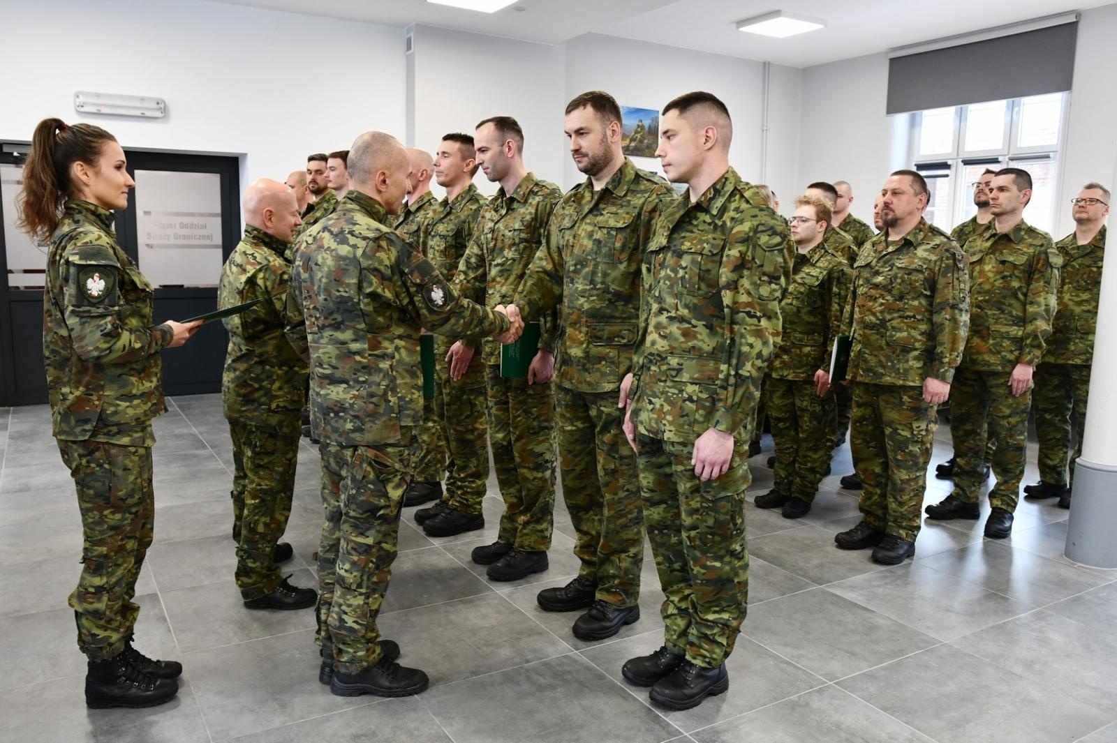 Zdjęcie w galerii na portalu naszwodzislaw.com: Nowi podoficerowie ŚlOSG odebrali akty mianowania wiadomości z regionu