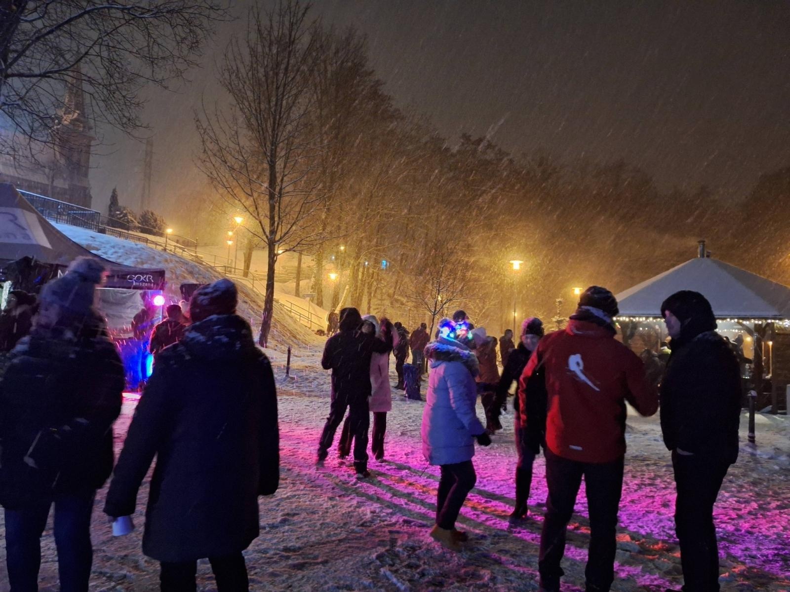 Zdjęcie w galerii na portalu naszwodzislaw.com: Sylwester pod chmurką w Mszanie. Mieszkańcy hucznie przywitali Nowy Rok wiadomości z regionu