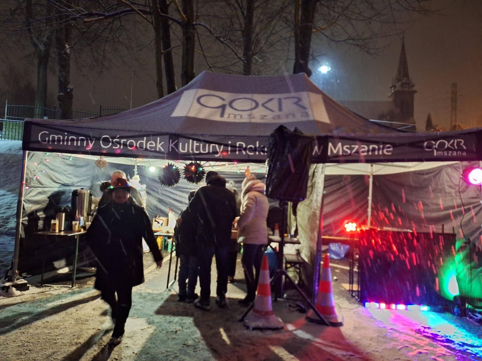 Zdjęcie w galerii na portalu naszwodzislaw.com: Sylwester pod chmurką w Mszanie. Mieszkańcy hucznie przywitali Nowy Rok wiadomości z regionu