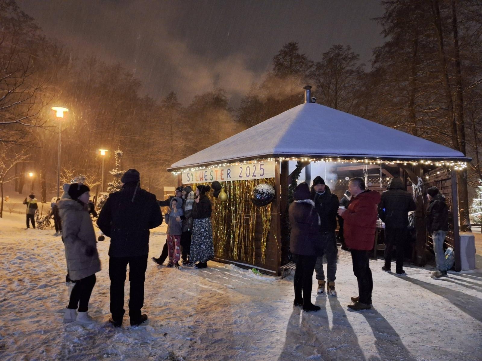 Zdjęcie w galerii na portalu naszwodzislaw.com: Sylwester pod chmurką w Mszanie. Mieszkańcy hucznie przywitali Nowy Rok wiadomości z regionu