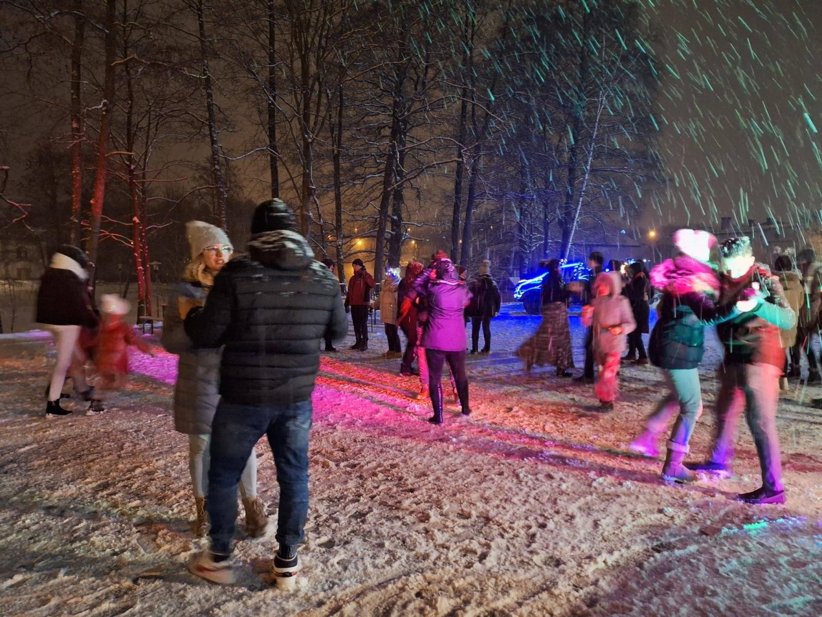 Zdjęcie w galerii na portalu naszwodzislaw.com: Sylwester pod chmurką w Mszanie. Mieszkańcy hucznie przywitali Nowy Rok wiadomości z regionu