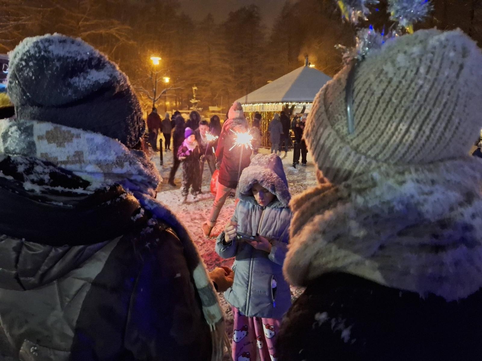 Zdjęcie w galerii na portalu naszwodzislaw.com: Sylwester pod chmurką w Mszanie. Mieszkańcy hucznie przywitali Nowy Rok wiadomości z regionu