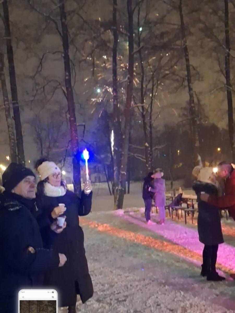 Zdjęcie w galerii na portalu naszwodzislaw.com: Sylwester pod chmurką w Mszanie. Mieszkańcy hucznie przywitali Nowy Rok wiadomości z regionu