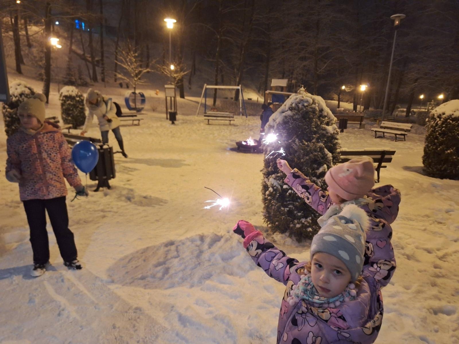 Zdjęcie w galerii na portalu naszwodzislaw.com: Sylwester pod chmurką w Mszanie. Mieszkańcy hucznie przywitali Nowy Rok wiadomości z regionu
