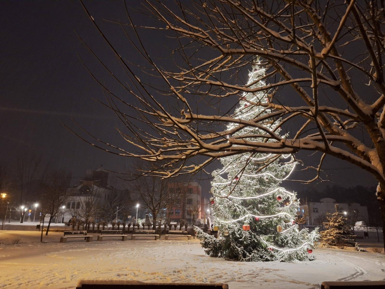 Zdjęcie w galerii na portalu naszwodzislaw.com: Sylwester pod chmurką w Mszanie. Mieszkańcy hucznie przywitali Nowy Rok wiadomości z regionu