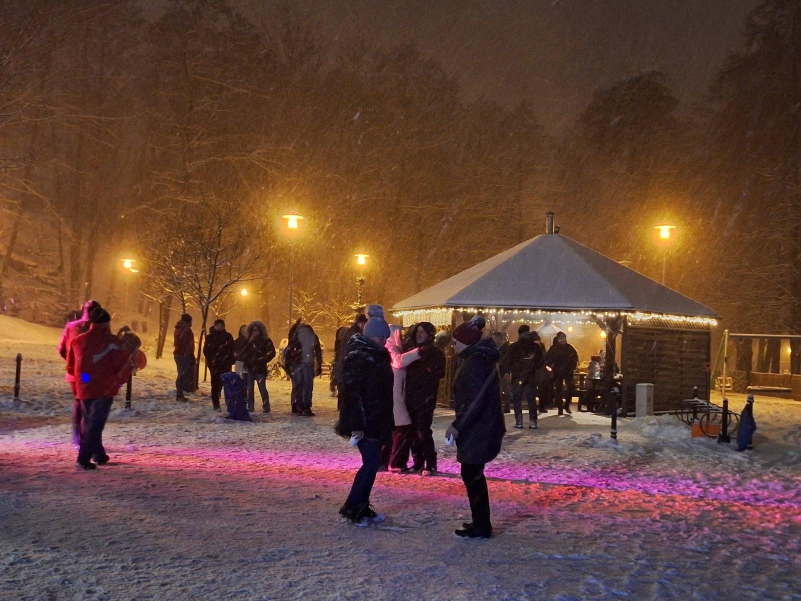 Zdjęcie w galerii na portalu naszwodzislaw.com: Sylwester pod chmurką w Mszanie. Mieszkańcy hucznie przywitali Nowy Rok wiadomości z regionu