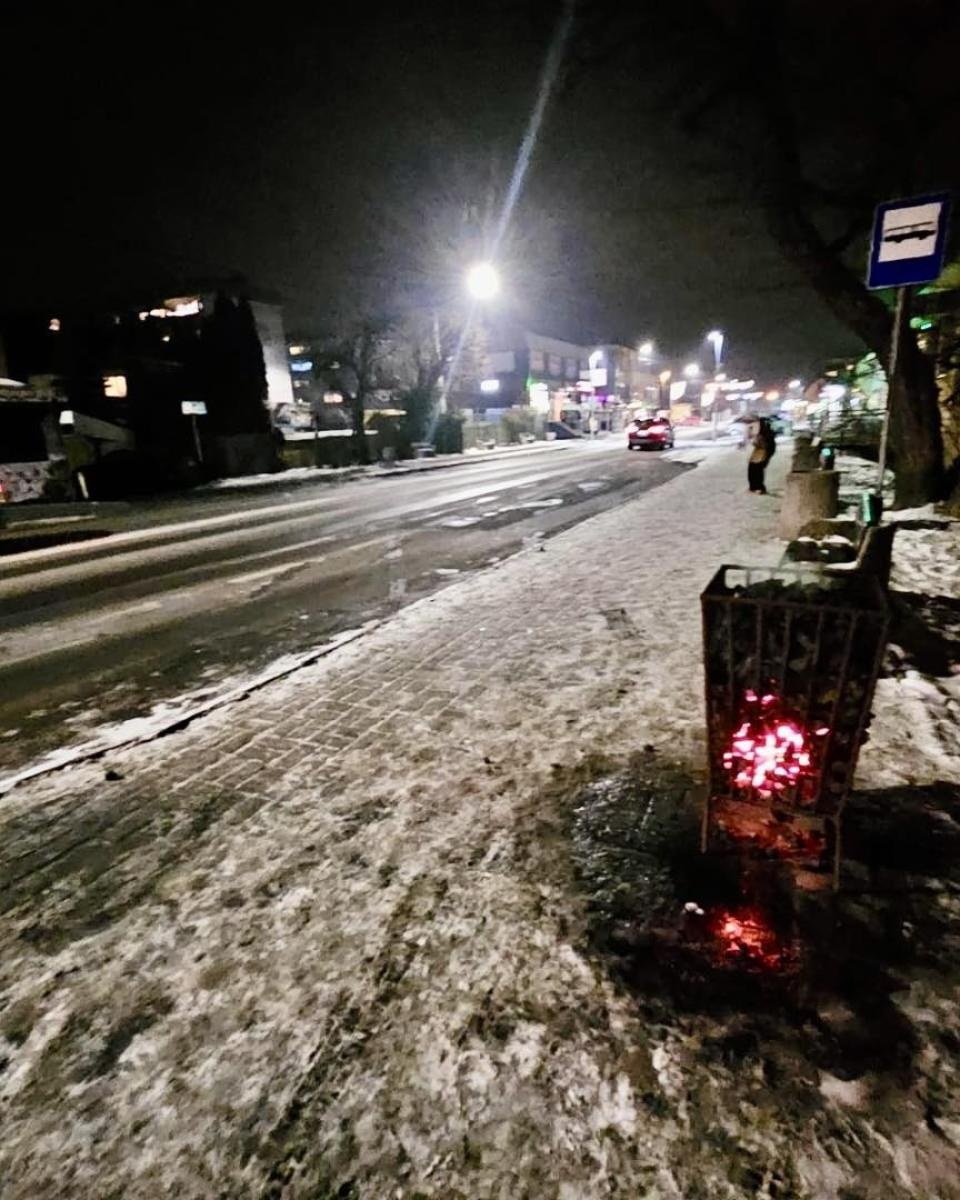 Zdjęcie w galerii na portalu naszwodzislaw.com: W Radlinie jak za dawnych lat. Na przystankach stanęły... koksowniki wiadomości z regionu