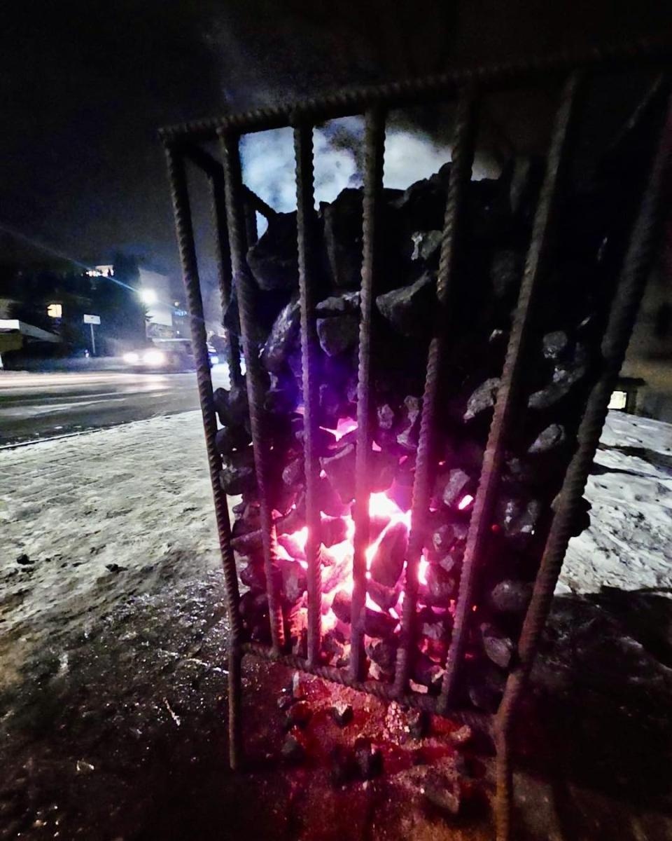 Zdjęcie w galerii na portalu naszwodzislaw.com: W Radlinie jak za dawnych lat. Na przystankach stanęły... koksowniki wiadomości z regionu