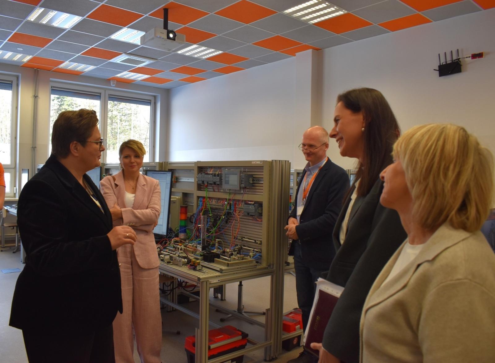 Zdjęcie w galerii na portalu naszwodzislaw.com: Powiatowe Branżowe Centra Umiejętności wizytówką nowoczesnej edukacji. Odwiedziła ja wiceminister edukacji wiadomości z regionu