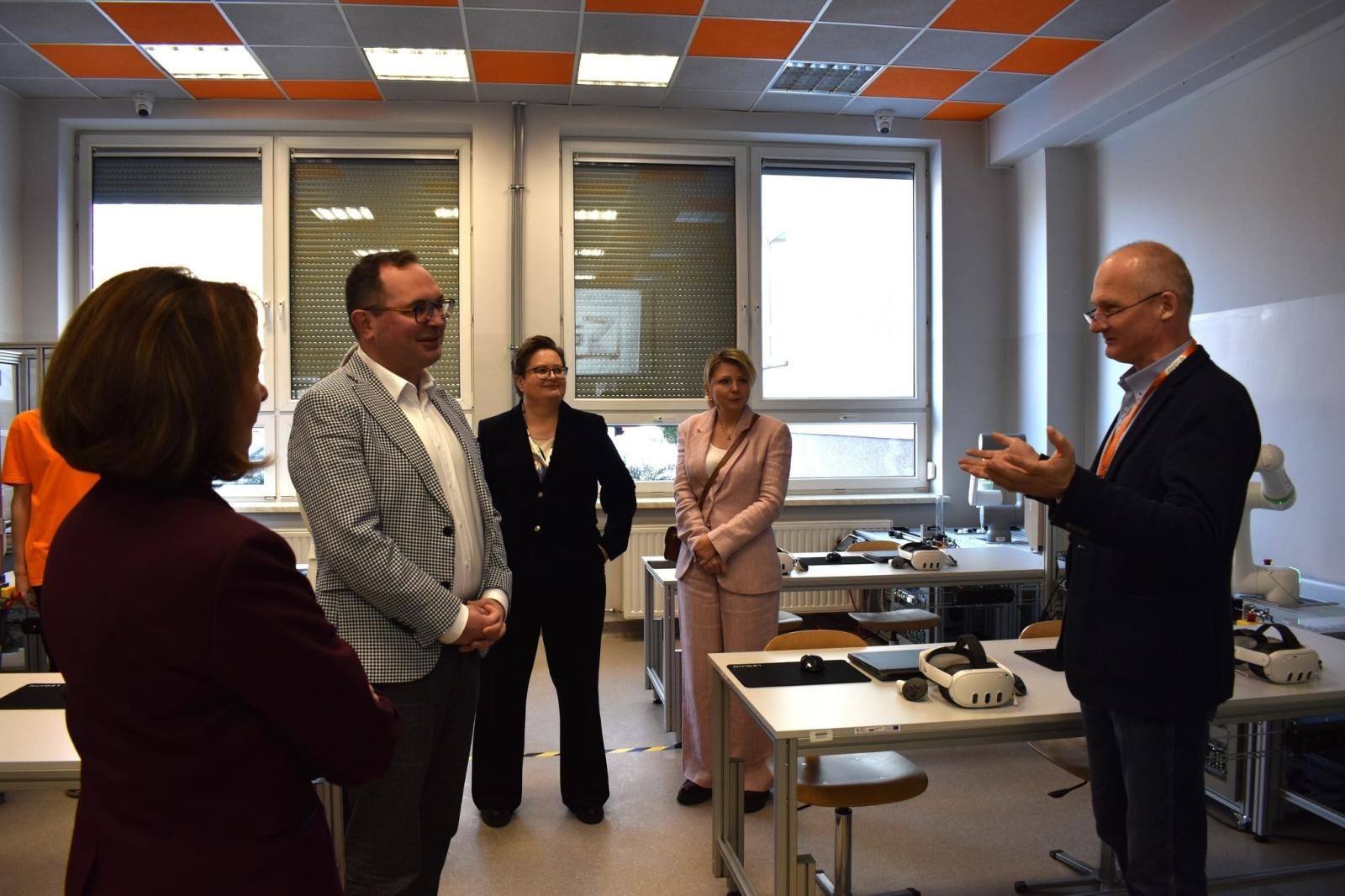 Zdjęcie w galerii na portalu naszwodzislaw.com: Powiatowe Branżowe Centra Umiejętności wizytówką nowoczesnej edukacji. Odwiedziła ja wiceminister edukacji wiadomości z regionu