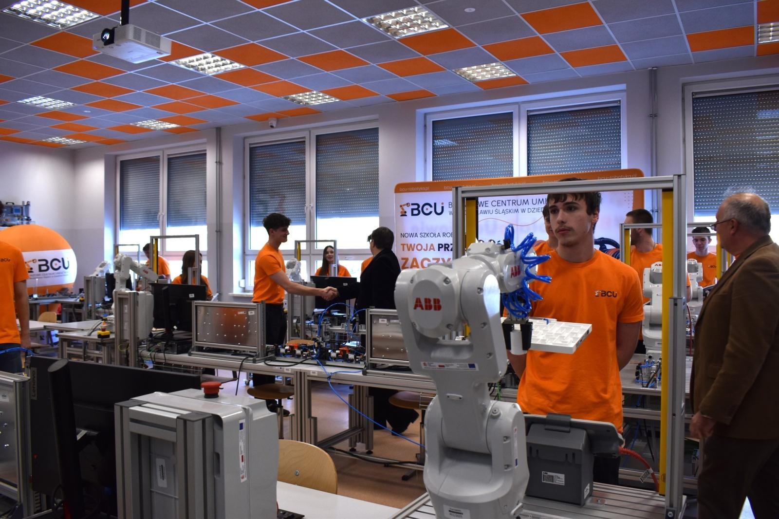 Zdjęcie w galerii na portalu naszwodzislaw.com: Powiatowe Branżowe Centra Umiejętności wizytówką nowoczesnej edukacji. Odwiedziła ja wiceminister edukacji wiadomości z regionu