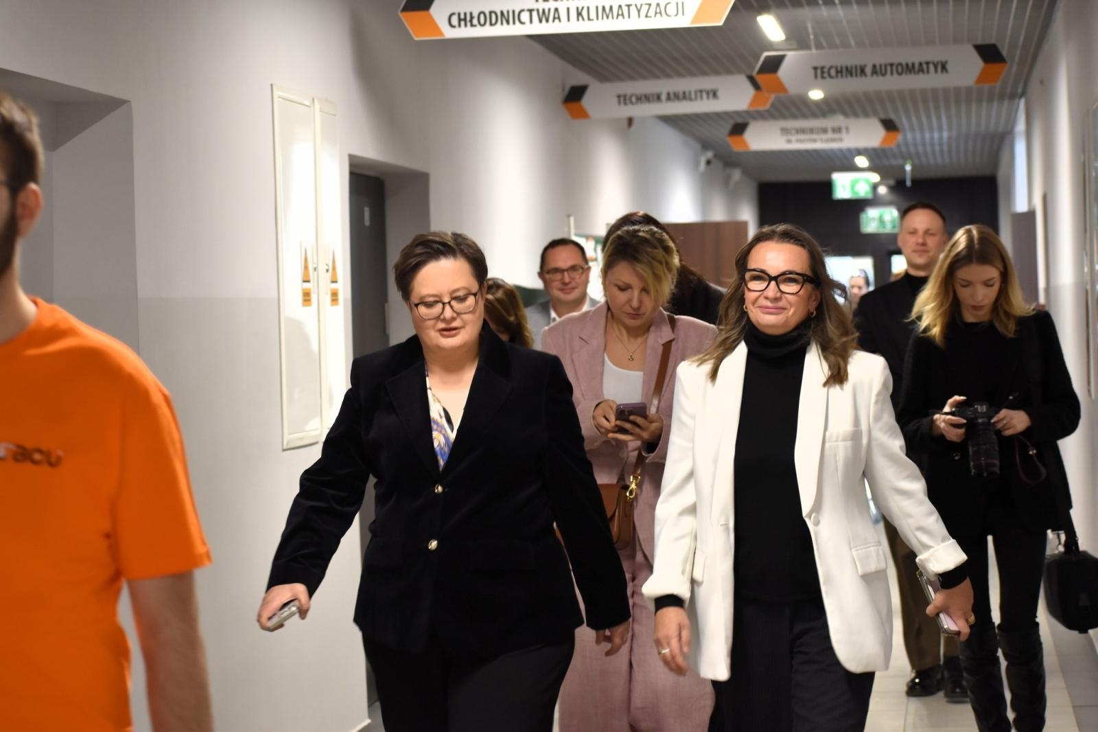 Zdjęcie w galerii na portalu naszwodzislaw.com: Powiatowe Branżowe Centra Umiejętności wizytówką nowoczesnej edukacji. Odwiedziła ja wiceminister edukacji wiadomości z regionu