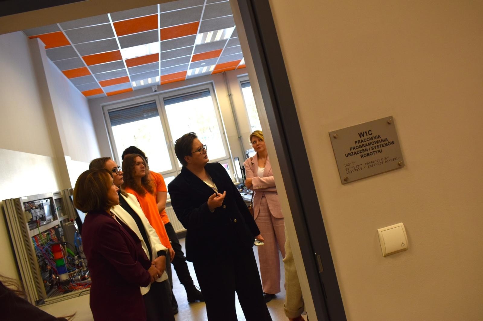 Zdjęcie w galerii na portalu naszwodzislaw.com: Powiatowe Branżowe Centra Umiejętności wizytówką nowoczesnej edukacji. Odwiedziła ja wiceminister edukacji wiadomości z regionu