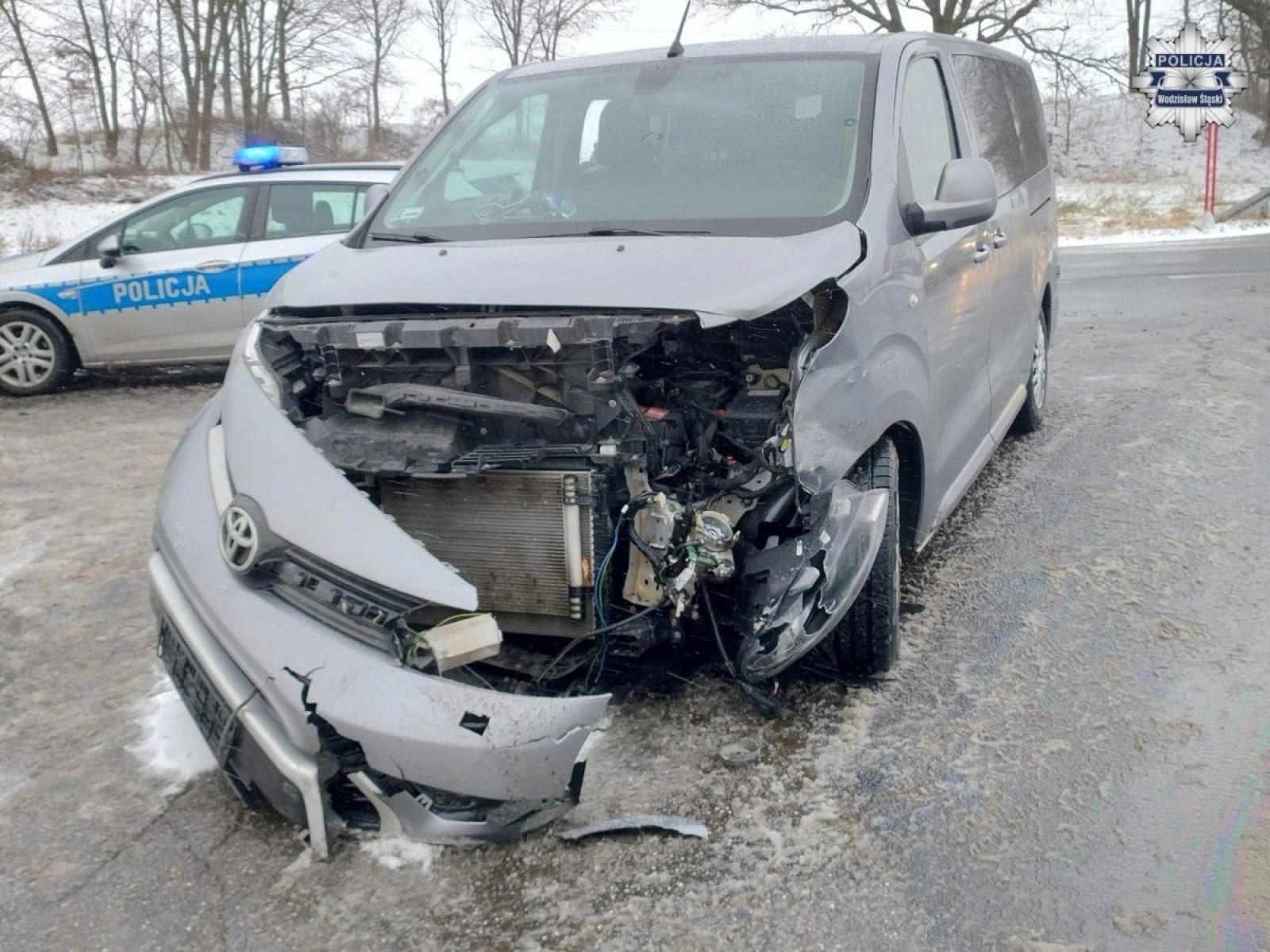 Zdjęcie w galerii na portalu naszwodzislaw.com: Nie ustąpił pierwszeństwa i doprowadził do zderzenia z osobówką wiadomości z regionu