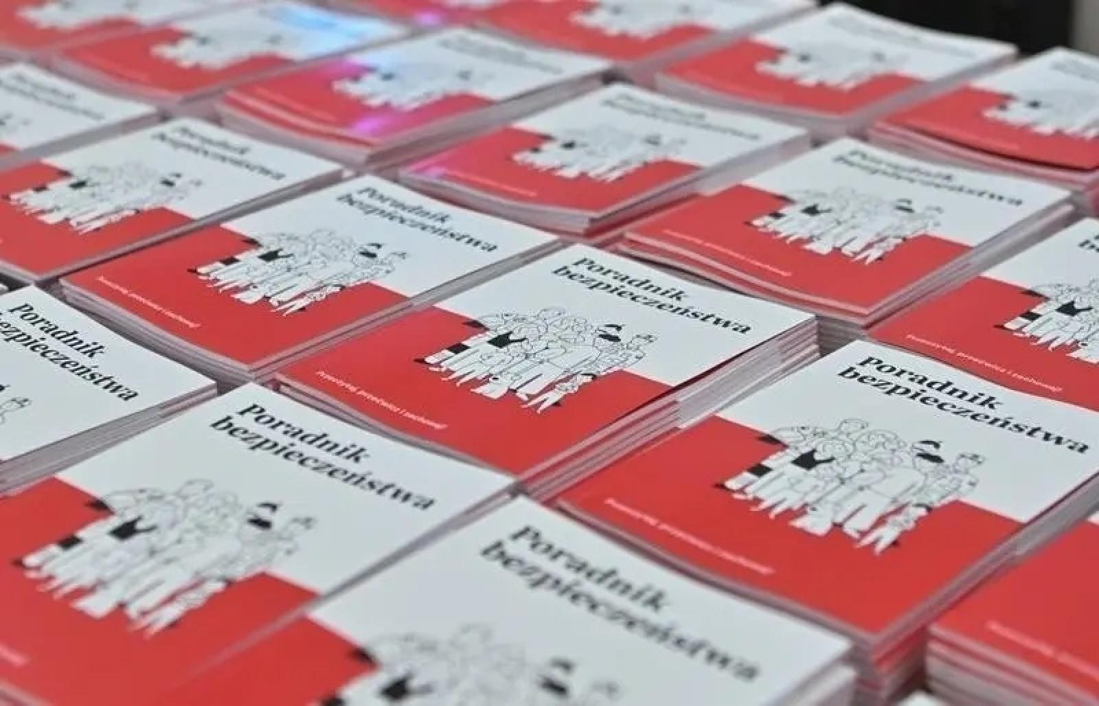 Zdjęcie w galerii na portalu naszwodzislaw.com: Trwa dystrybucja Poradnika bezpieczeństwa wiadomości z regionu