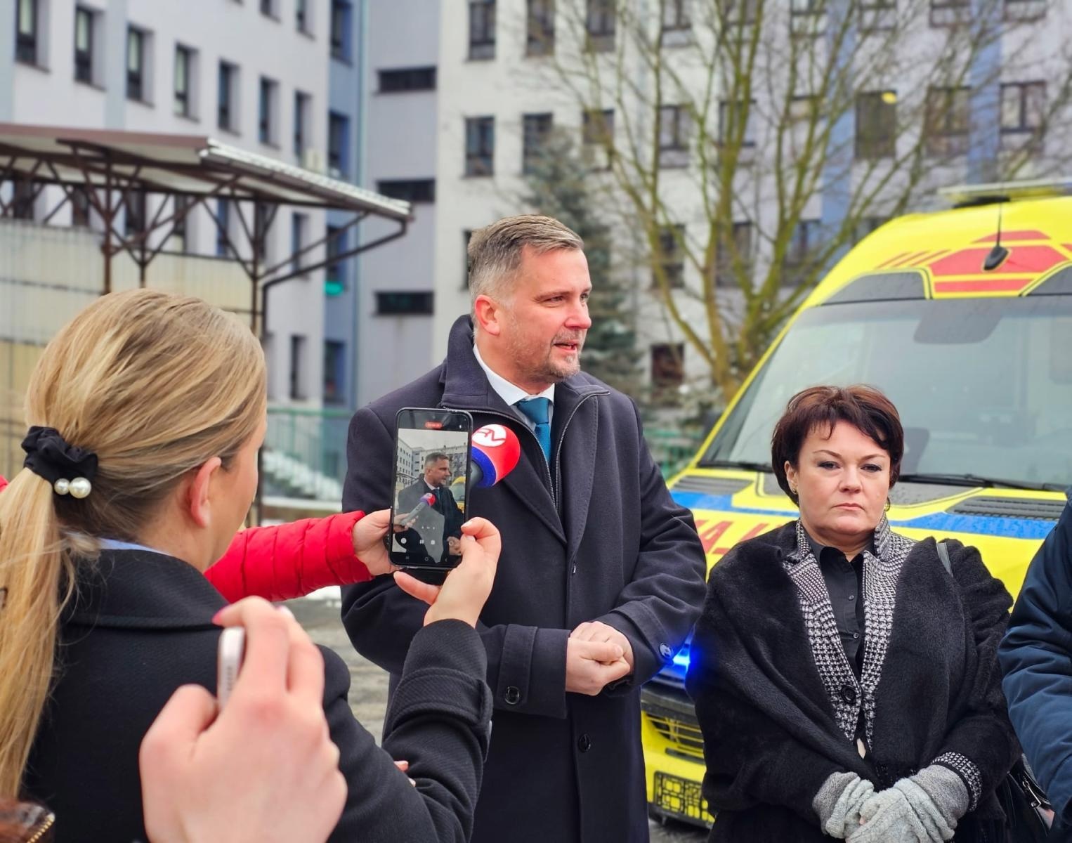 Zdjęcie w galerii na portalu naszwodzislaw.com: Dwa nowe ambulanse dla wodzisławskiego szpitala. Wzmocnienie systemu ratownictwa medycznego w regionie wiadomości z regionu