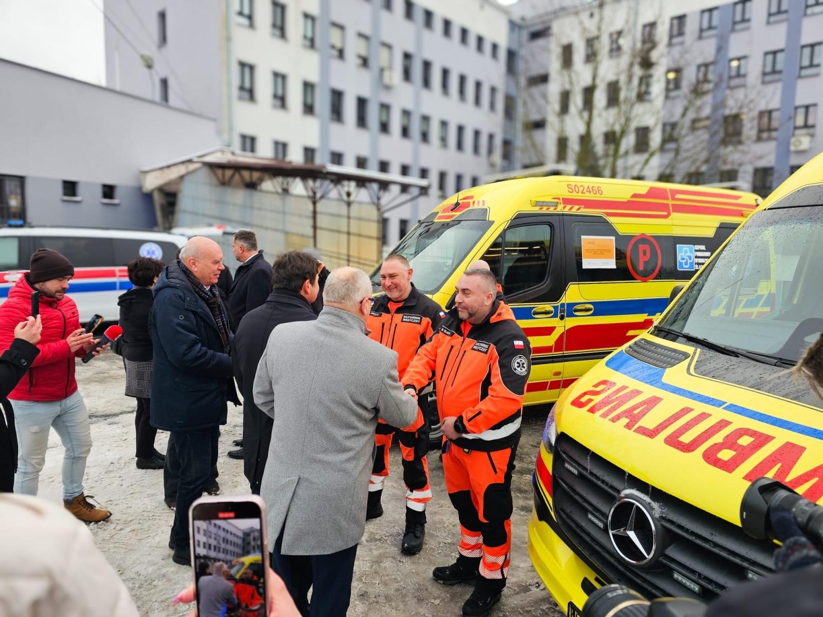 Zdjęcie w galerii na portalu naszwodzislaw.com: Dwa nowe ambulanse dla wodzisławskiego szpitala. Wzmocnienie systemu ratownictwa medycznego w regionie wiadomości z regionu