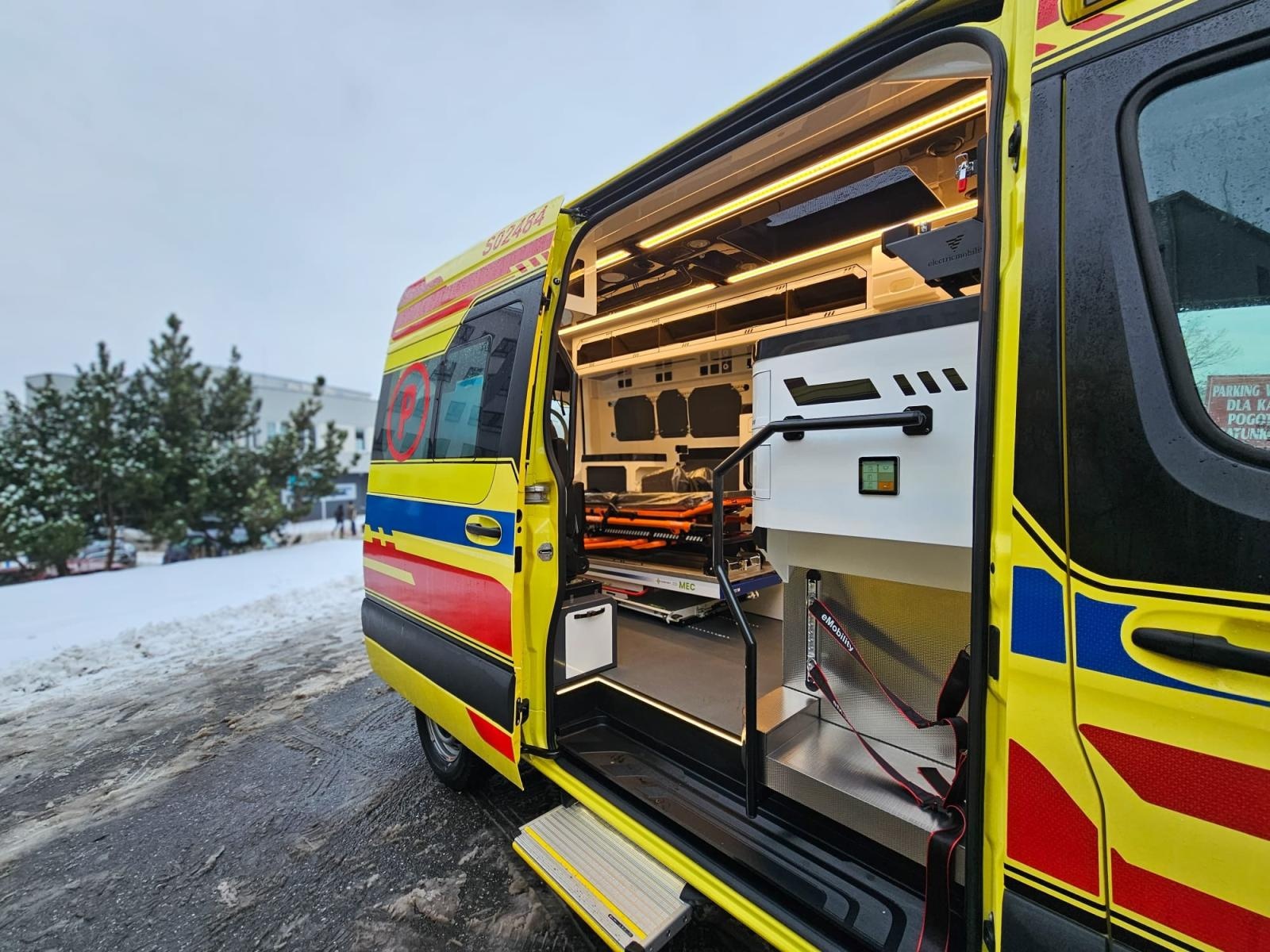 Zdjęcie w galerii na portalu naszwodzislaw.com: Dwa nowe ambulanse dla wodzisławskiego szpitala. Wzmocnienie systemu ratownictwa medycznego w regionie wiadomości z regionu