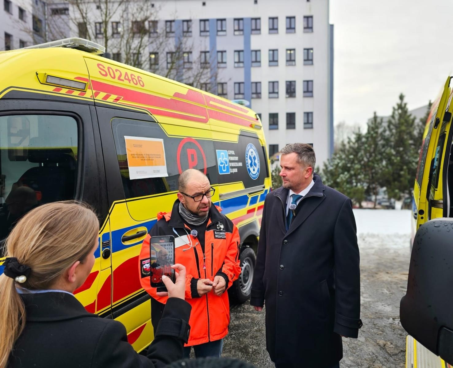 Zdjęcie w galerii na portalu naszwodzislaw.com: Dwa nowe ambulanse dla wodzisławskiego szpitala. Wzmocnienie systemu ratownictwa medycznego w regionie wiadomości z regionu