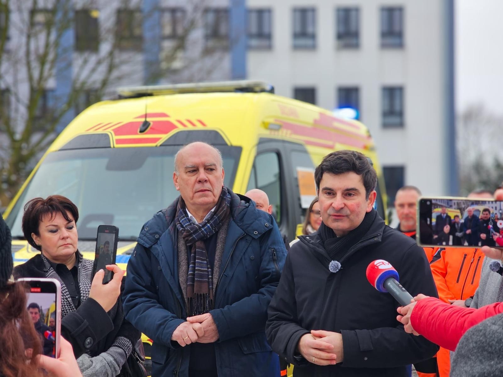 Zdjęcie w galerii na portalu naszwodzislaw.com: Dwa nowe ambulanse dla wodzisławskiego szpitala. Wzmocnienie systemu ratownictwa medycznego w regionie wiadomości z regionu