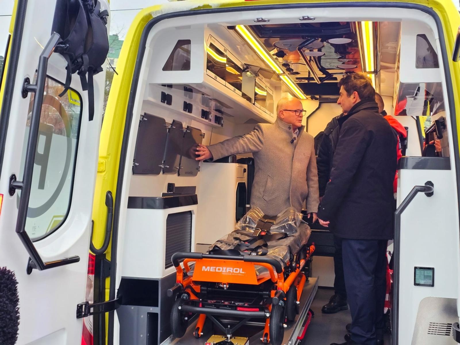 Zdjęcie w galerii na portalu naszwodzislaw.com: Dwa nowe ambulanse dla wodzisławskiego szpitala. Wzmocnienie systemu ratownictwa medycznego w regionie wiadomości z regionu