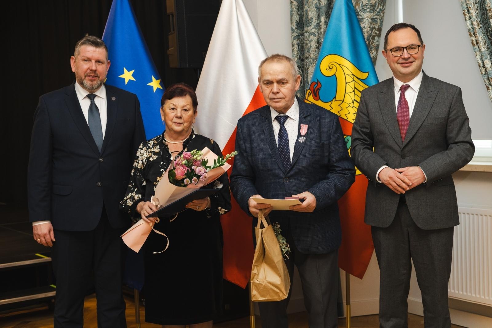 Zdjęcie w galerii na portalu naszwodzislaw.com: Małżonkowie świętowali złote, diamentowe i żelazne gody w Pałacu Dietrichsteinów [FOTO] wiadomości z regionu