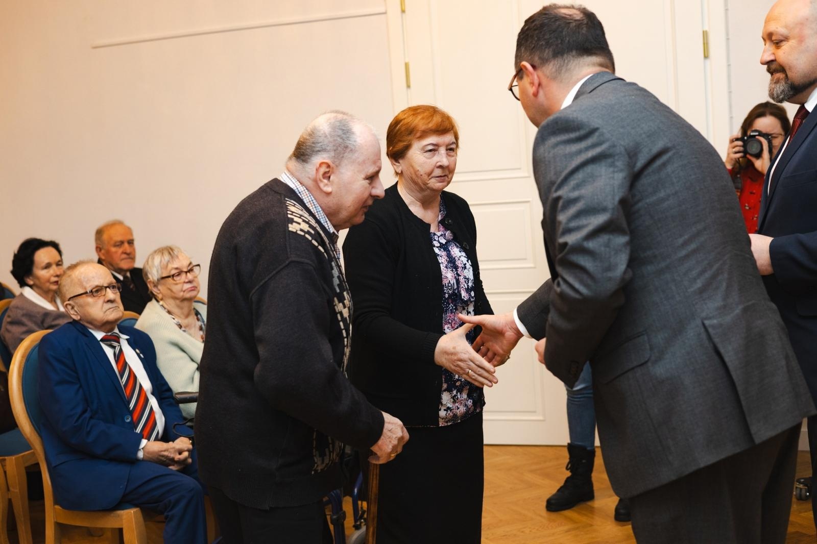 Zdjęcie w galerii na portalu naszwodzislaw.com: Małżonkowie świętowali złote, diamentowe i żelazne gody w Pałacu Dietrichsteinów [FOTO] wiadomości z regionu