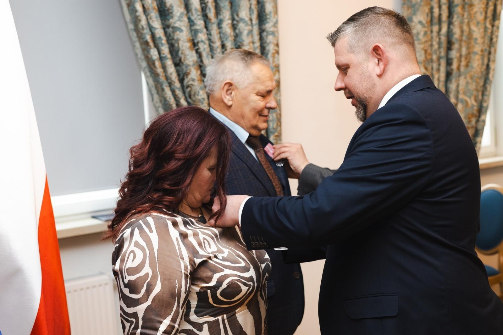 Zdjęcie w galerii na portalu naszwodzislaw.com: Małżonkowie świętowali złote, diamentowe i żelazne gody w Pałacu Dietrichsteinów [FOTO] wiadomości z regionu