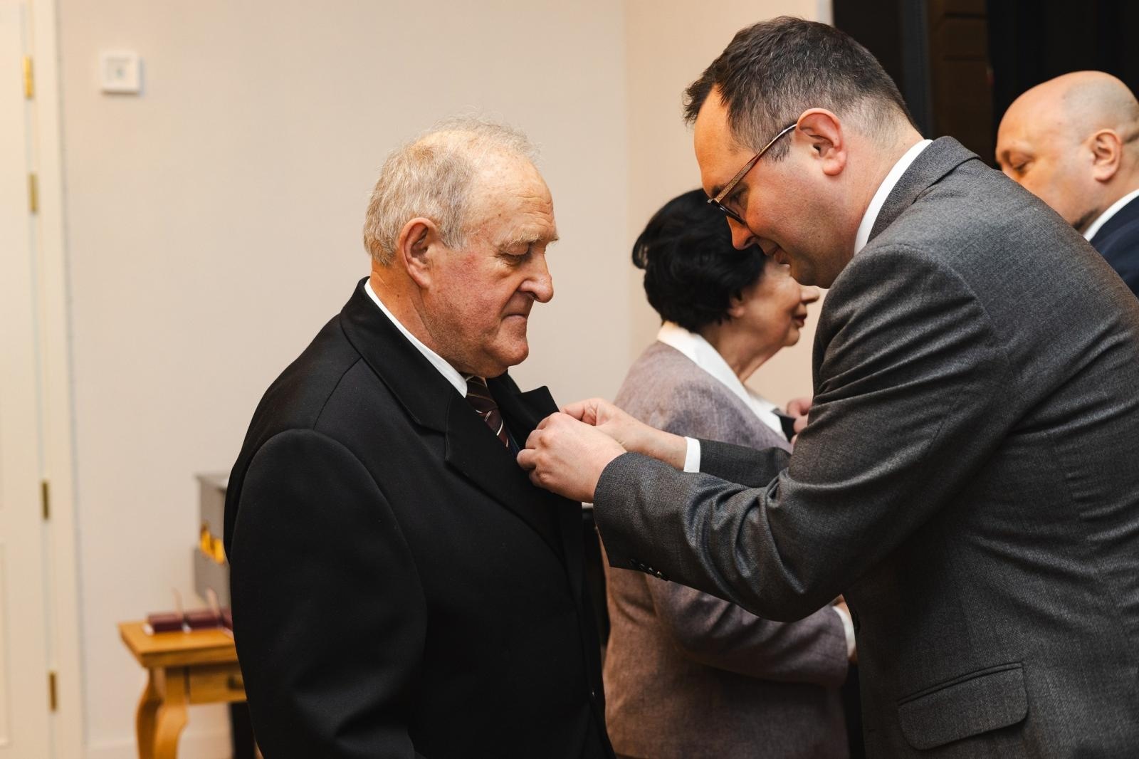 Zdjęcie w galerii na portalu naszwodzislaw.com: Małżonkowie świętowali złote, diamentowe i żelazne gody w Pałacu Dietrichsteinów [FOTO] wiadomości z regionu