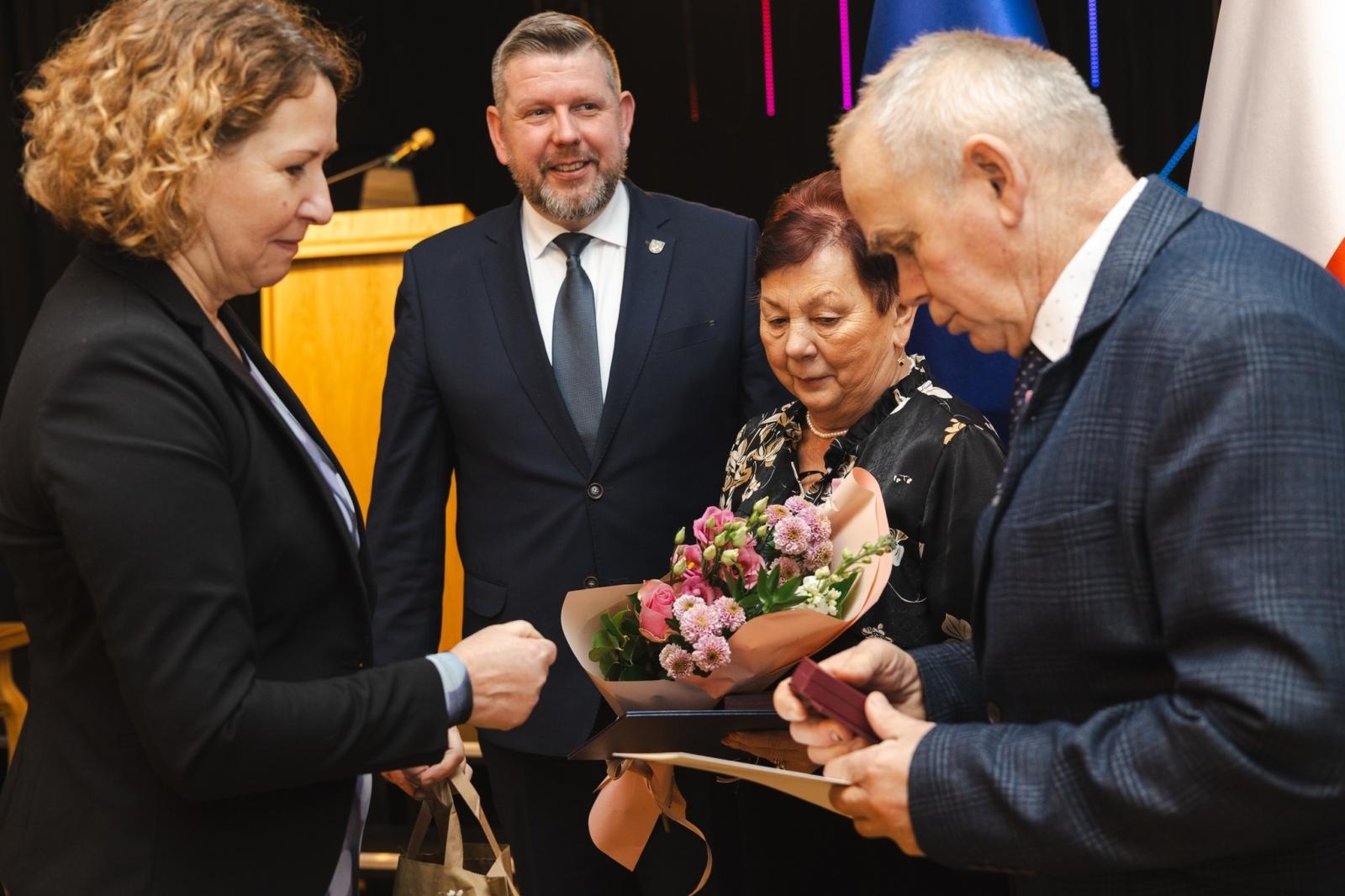 Zdjęcie w galerii na portalu naszwodzislaw.com: Małżonkowie świętowali złote, diamentowe i żelazne gody w Pałacu Dietrichsteinów [FOTO] wiadomości z regionu