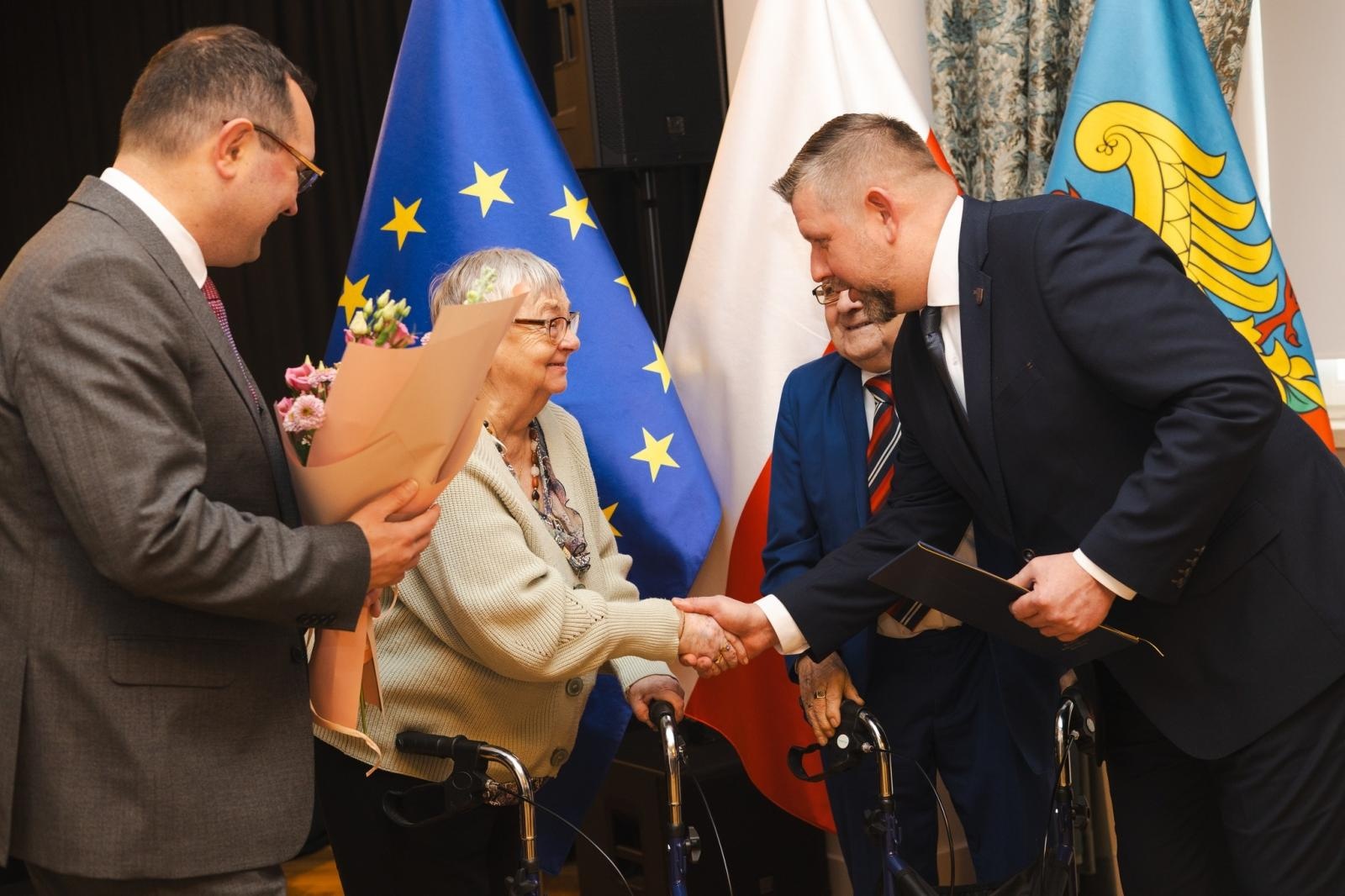 Zdjęcie w galerii na portalu naszwodzislaw.com: Małżonkowie świętowali złote, diamentowe i żelazne gody w Pałacu Dietrichsteinów [FOTO] wiadomości z regionu