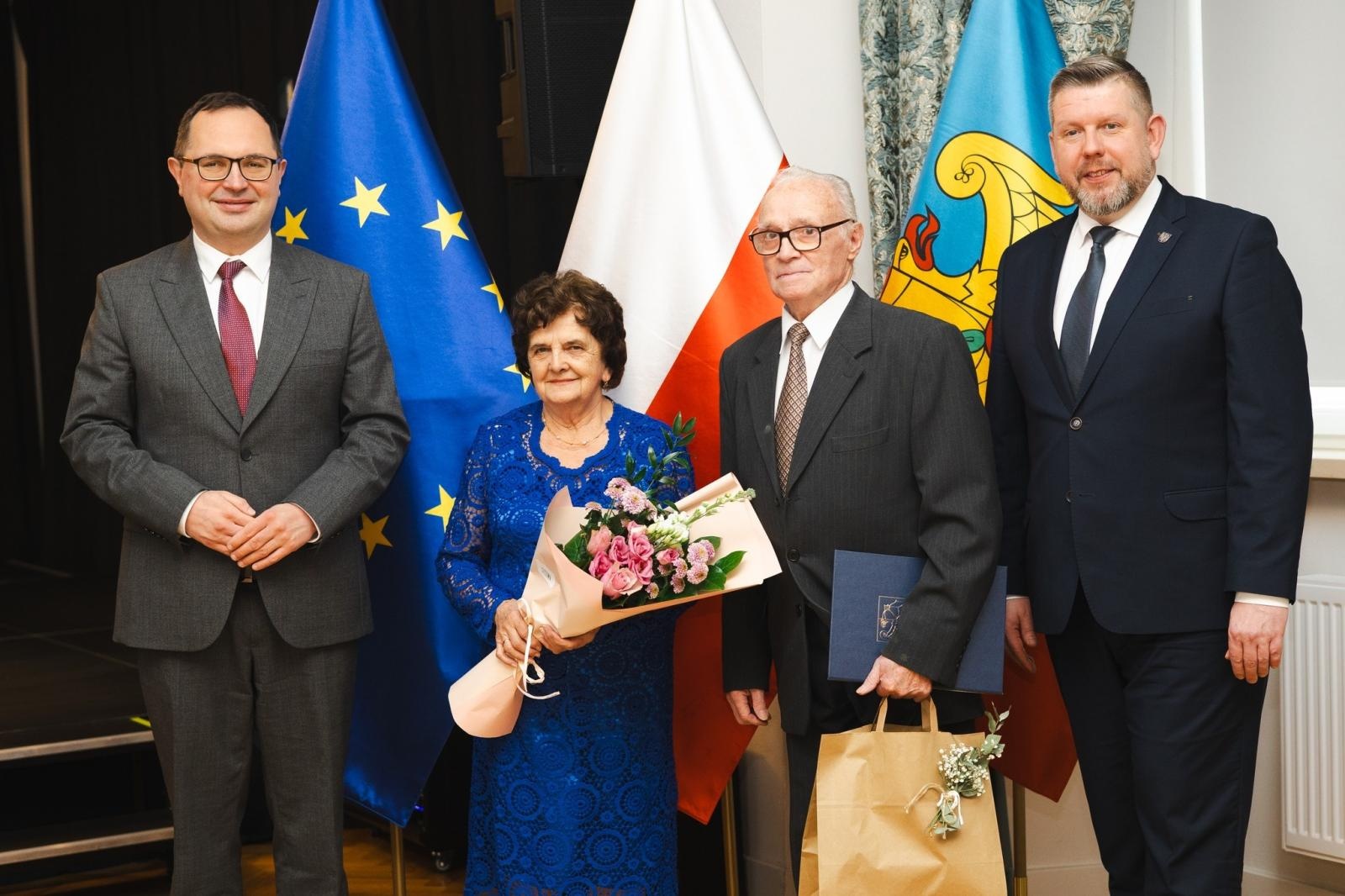 Zdjęcie w galerii na portalu naszwodzislaw.com: Małżonkowie świętowali złote, diamentowe i żelazne gody w Pałacu Dietrichsteinów [FOTO] wiadomości z regionu
